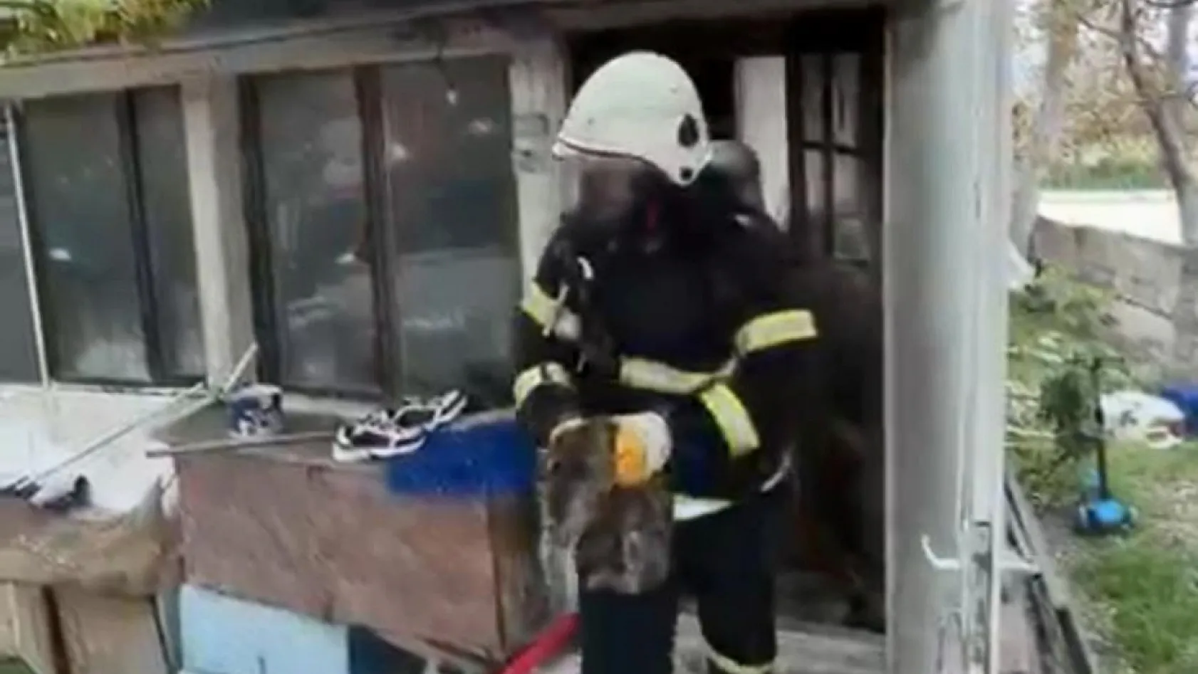 Burdur'da yangında ev sahibi dumandan etkilendi, mahsur kalan kedi ekiplerce kurtarıldı