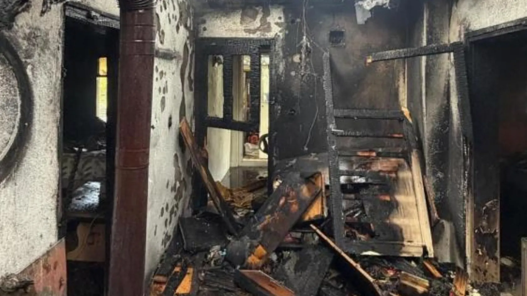 Burdur'da yangında ev sahibi dumandan etkilendi, mahsur kalan kedi ekiplerce kurtarıldı