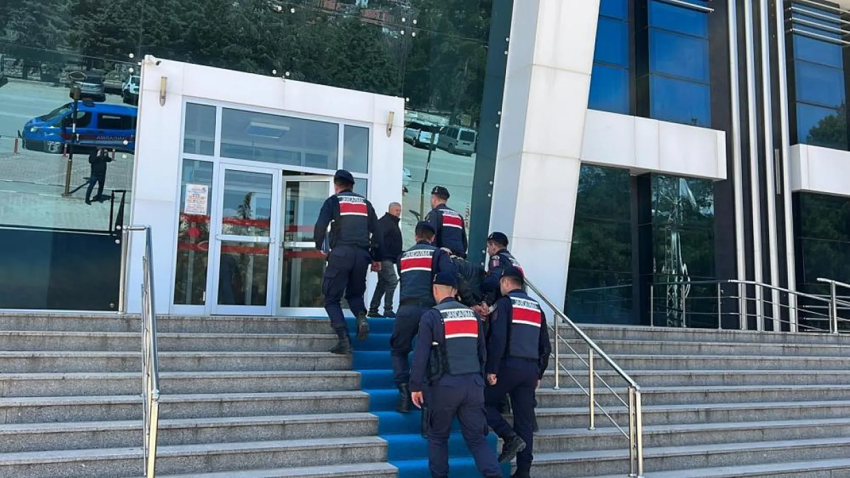 Burdur'da yayınladığı videoyla, evlenmek istediği kadını teslim etmezlerse saldırı yapacağını söyledi, gözaltına alındı