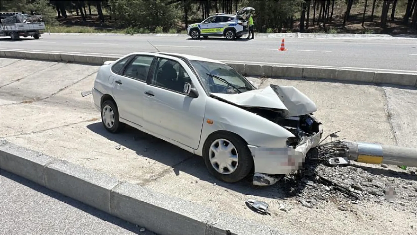 Burdur-Fethiye Karayolu'nda Trafik Kazası: 88 Yaşındaki Sürücü Yaralandı