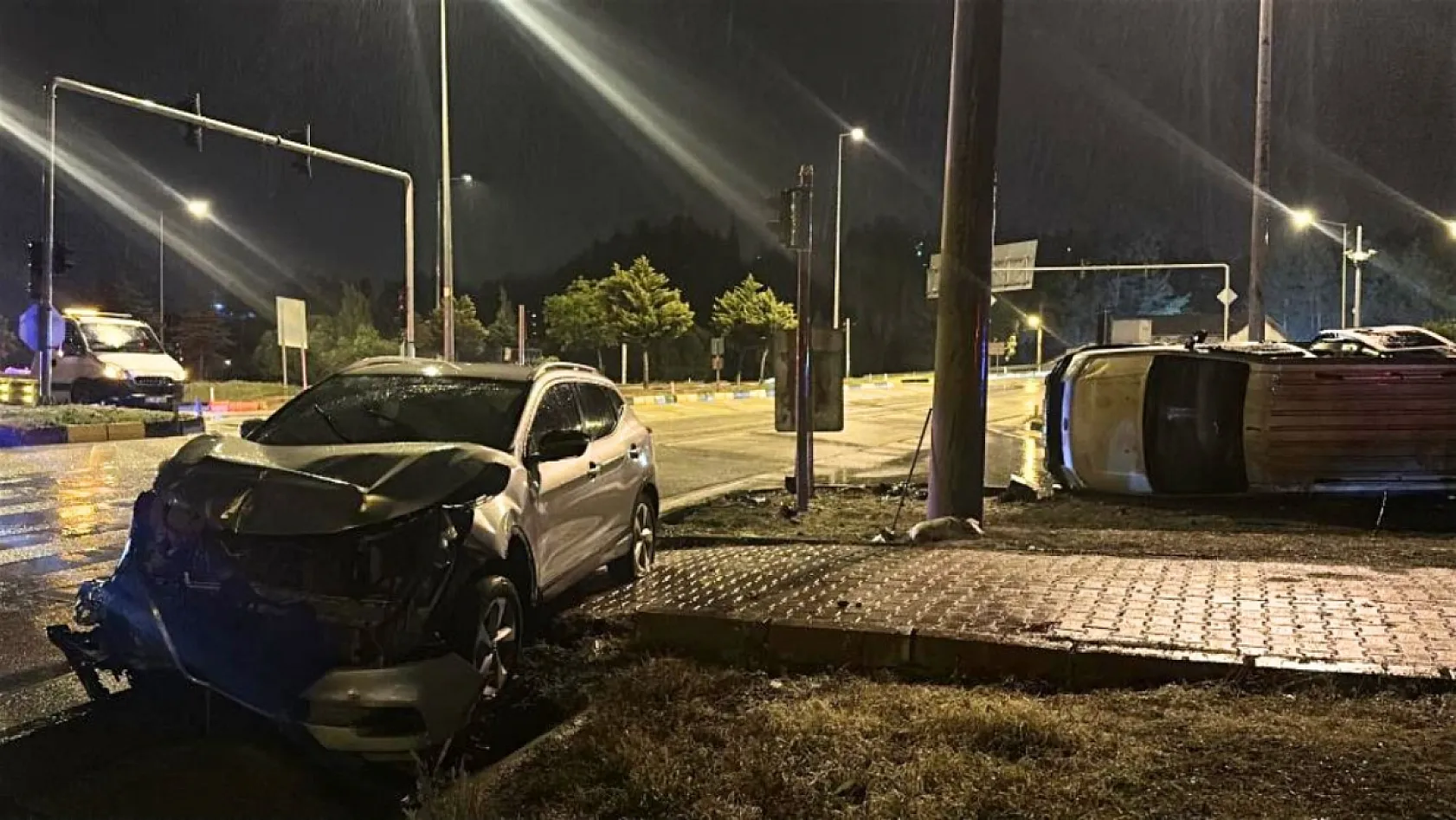 Burdur'da otomobil ile hafif ticari araç çarpıştı: 1 ölü, 5 yaralı