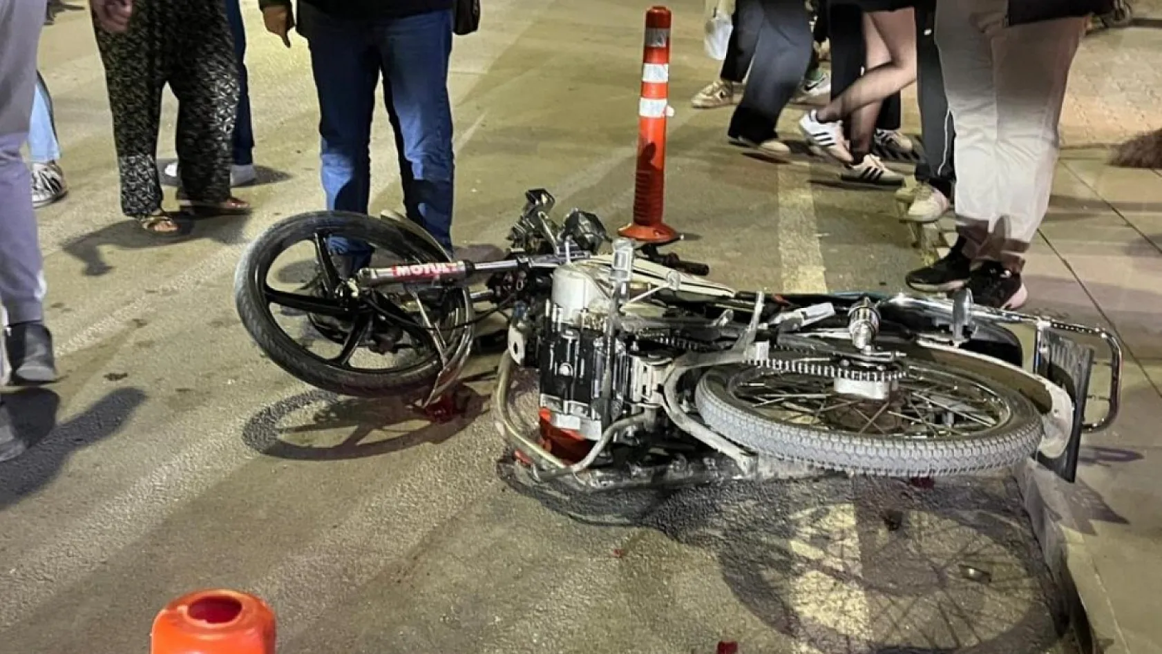 Burdur'da aniden duran otomobile motosiklet çarptı: 1 yaralı