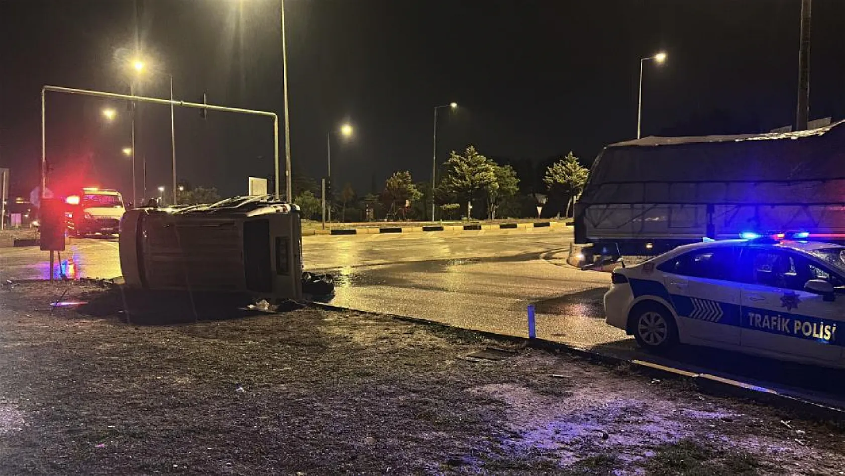 Burdur'da otomobil ile hafif ticari araç çarpıştı: 1 ölü, 5 yaralı