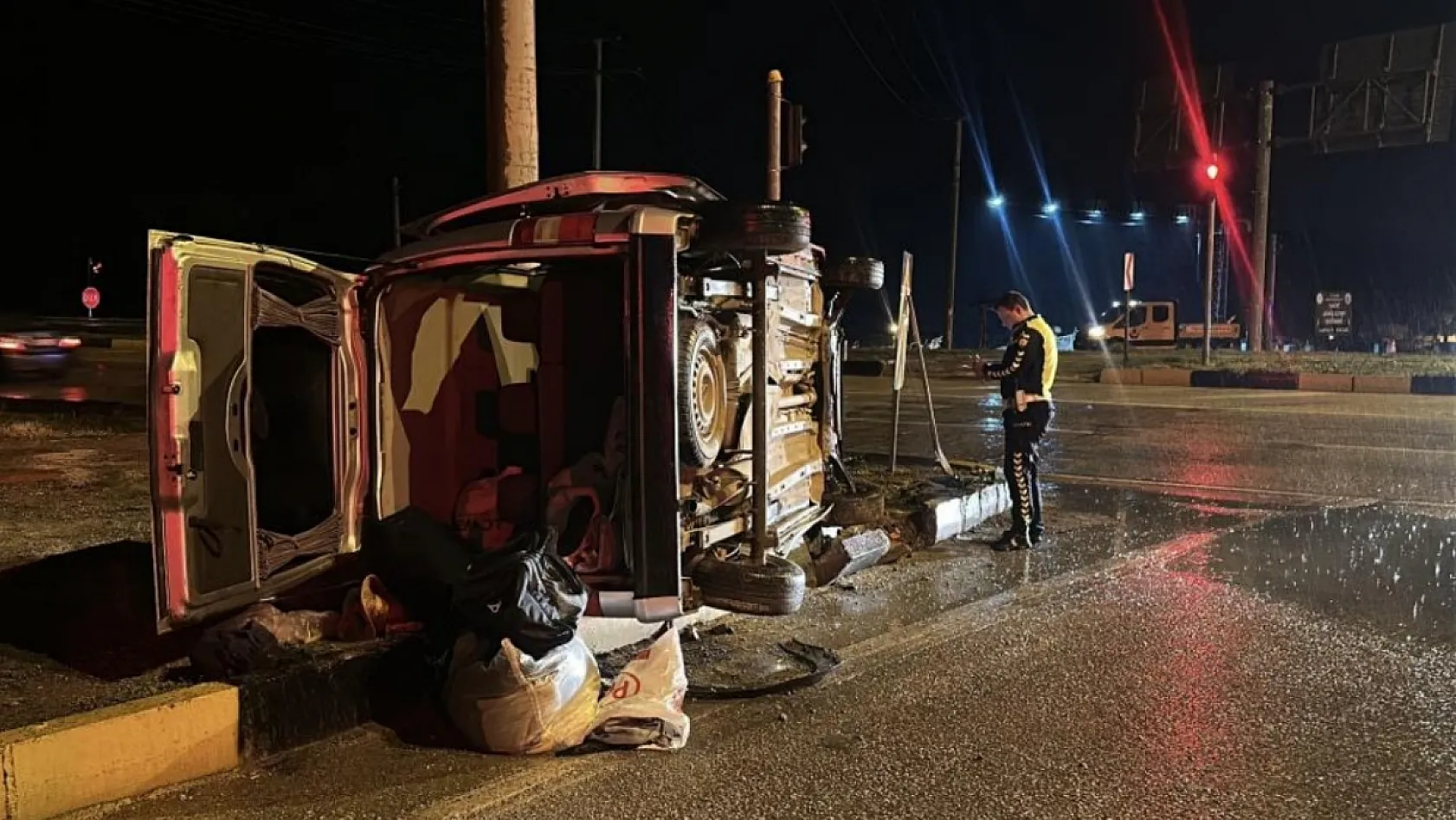 Burdur'da otomobil ile hafif ticari araç çarpıştı: 1 ölü, 5 yaralı