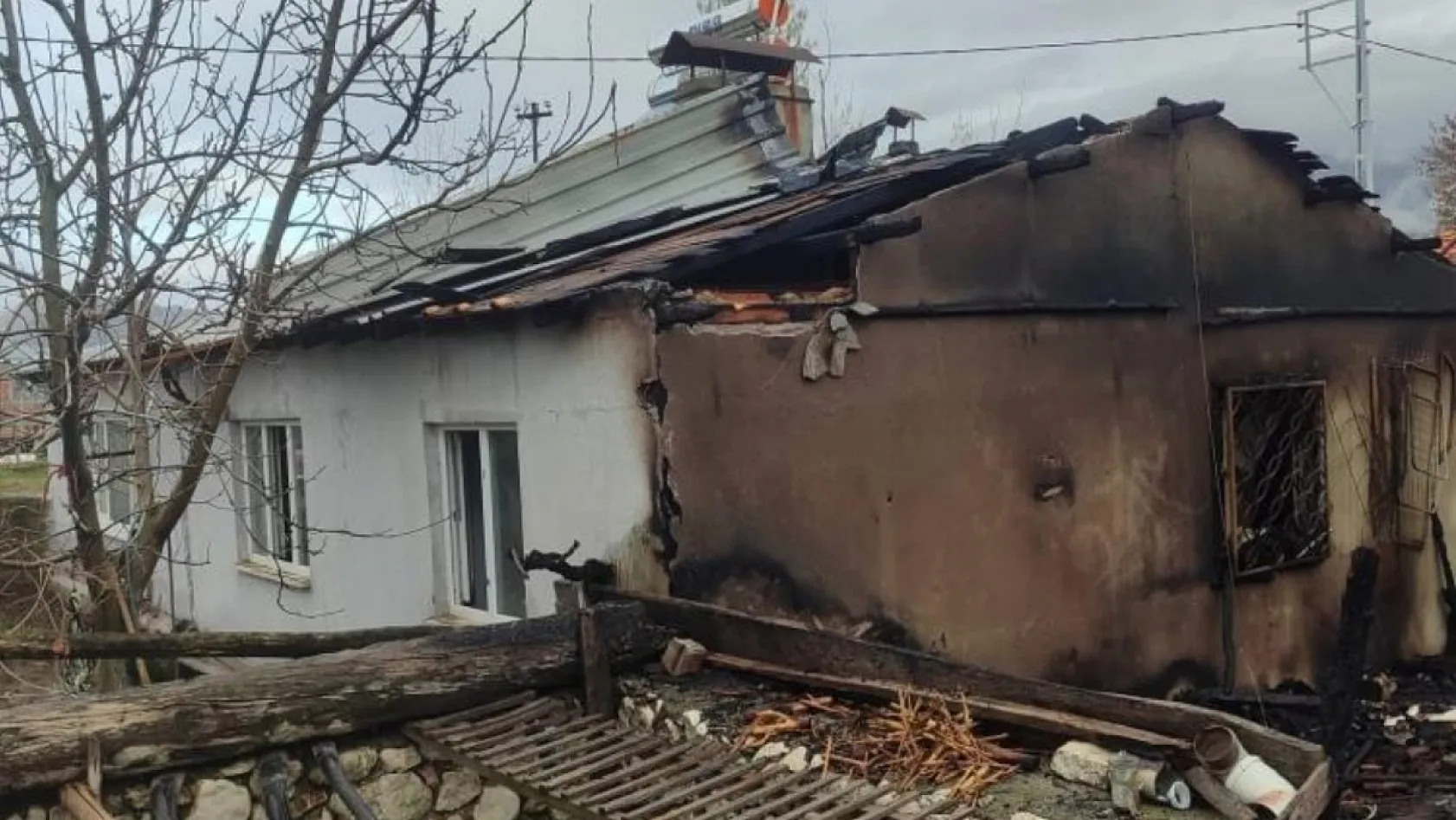 Burdur'da yanan ev kullanılamaz hale geldi
