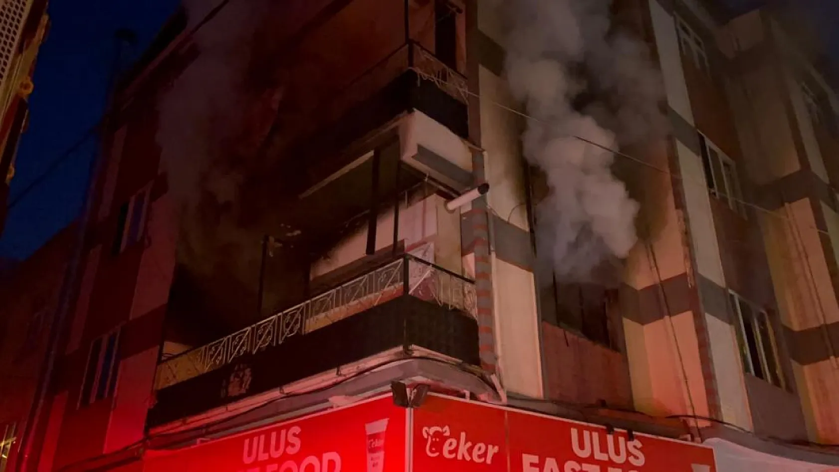 Bursa'da yangın: Anne, baba ve 3 çocuk dumandan etkilendi