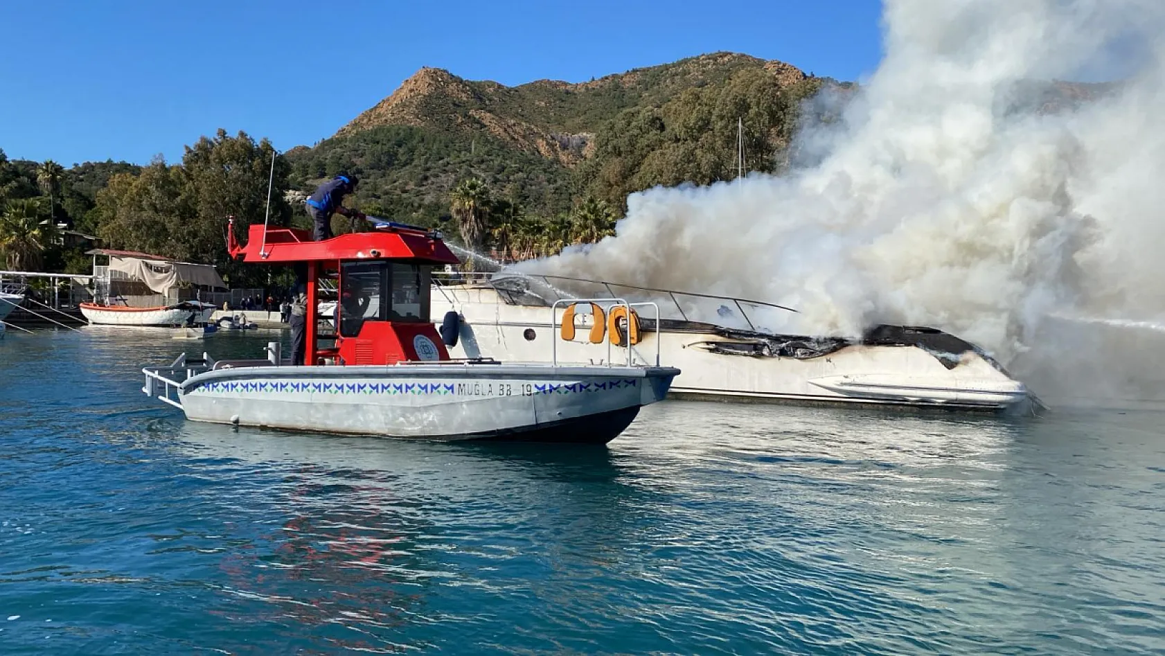 Muğla Büyükşehir Acil Müdahale Teknesinden Yat Yangınına Müdahale