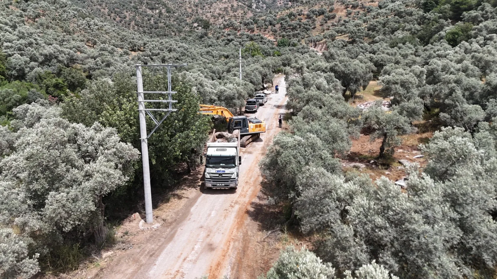 Muğla Büyükşehir Kırsalda Konfor ve Güvenliği Artırıyor: Karahayıt'ta Yol Çalışmaları Devam Ediyor