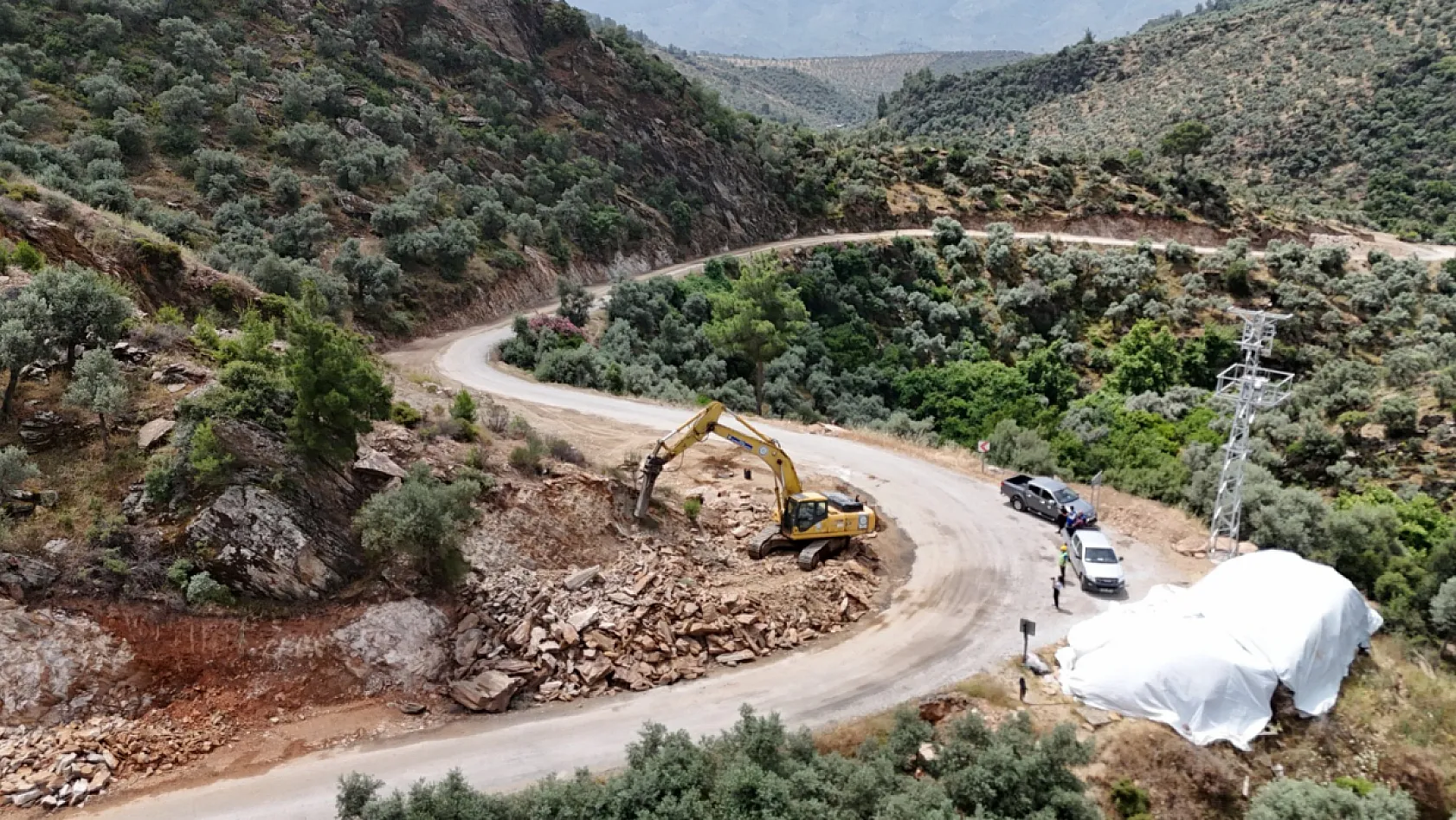 Muğla Büyükşehir Kırsalda Konfor ve Güvenliği Artırıyor: Karahayıt'ta Yol Çalışmaları Devam Ediyor