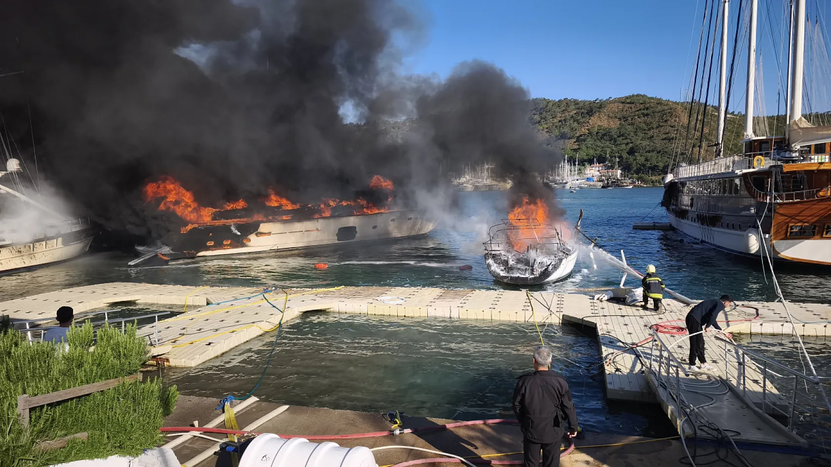 Fethiye Karagözler'de korkutan yangın: Üç tekne bir motor yat kullanılamaz hale geldi