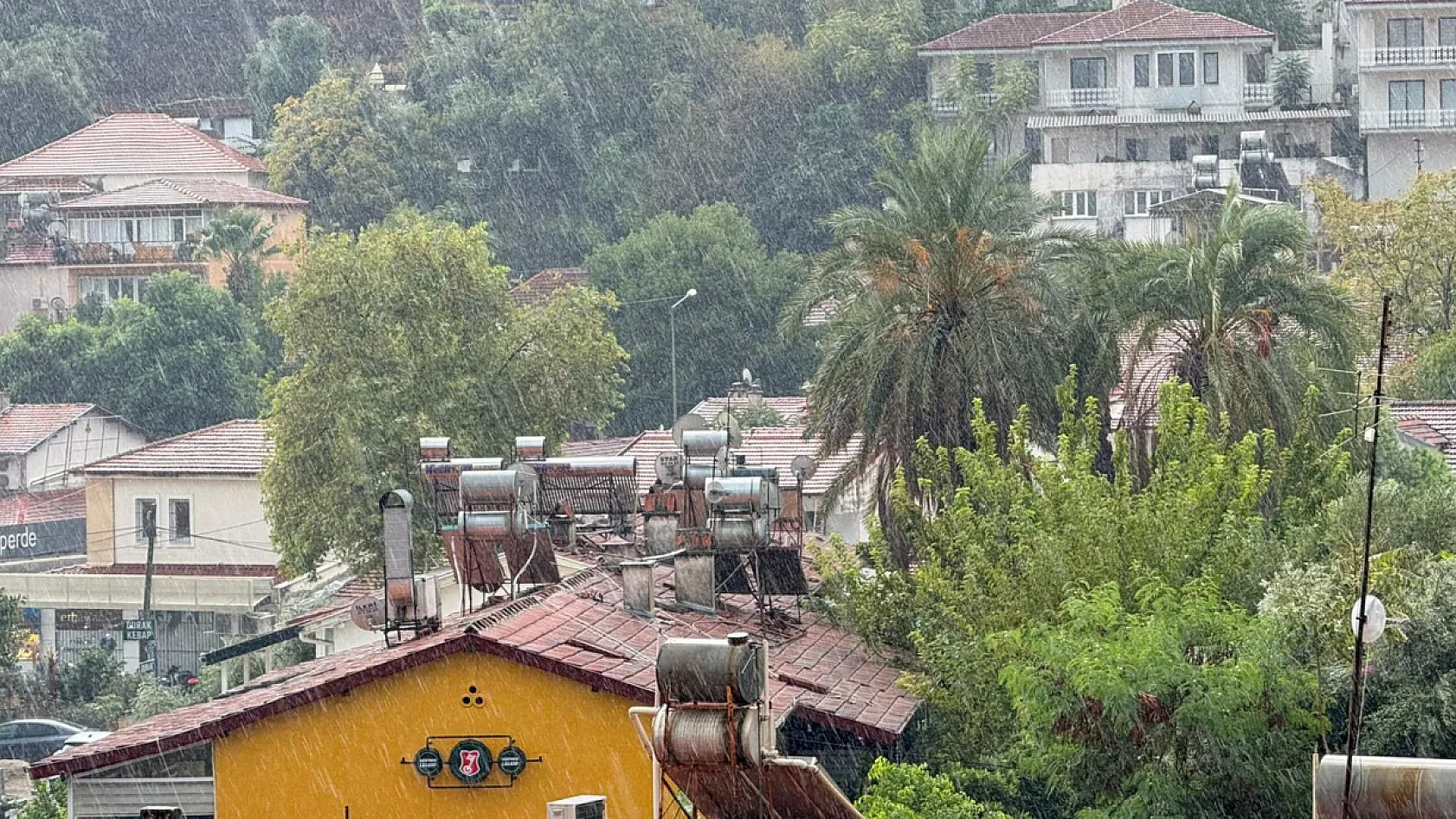 Fethiye'de Şiddetli Yağış Sürüyor, Sahilde Trafik Oluştu