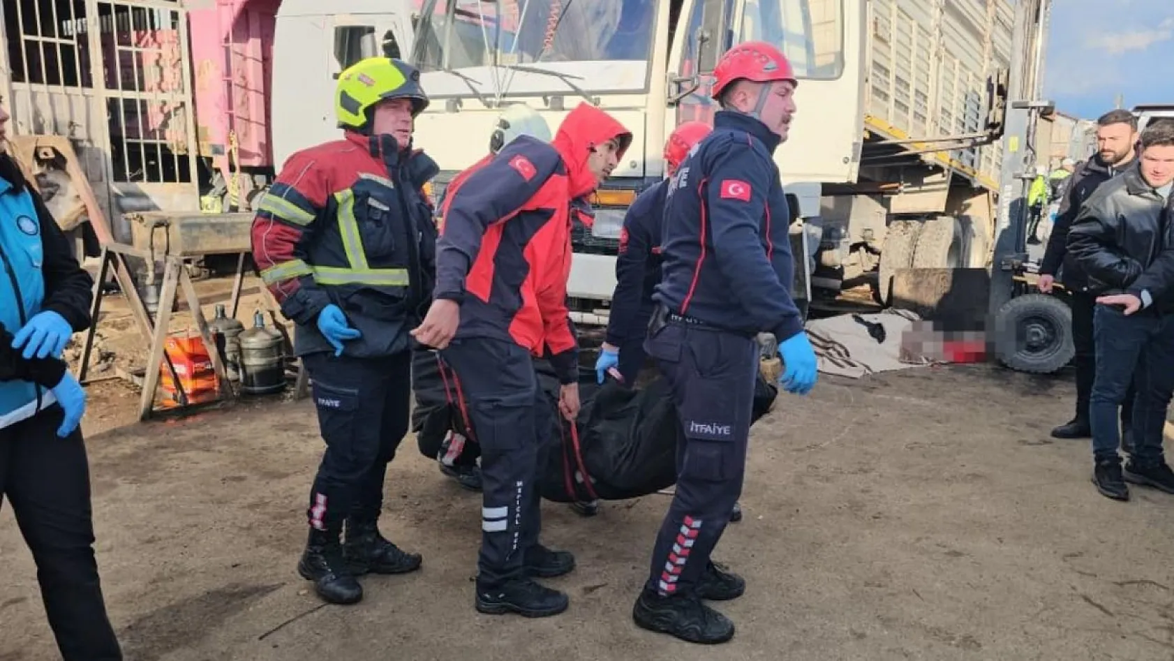 Tamir ettikleri kamyonun kasası üzerlerine düştü: 2 ölü, 1 yaralı