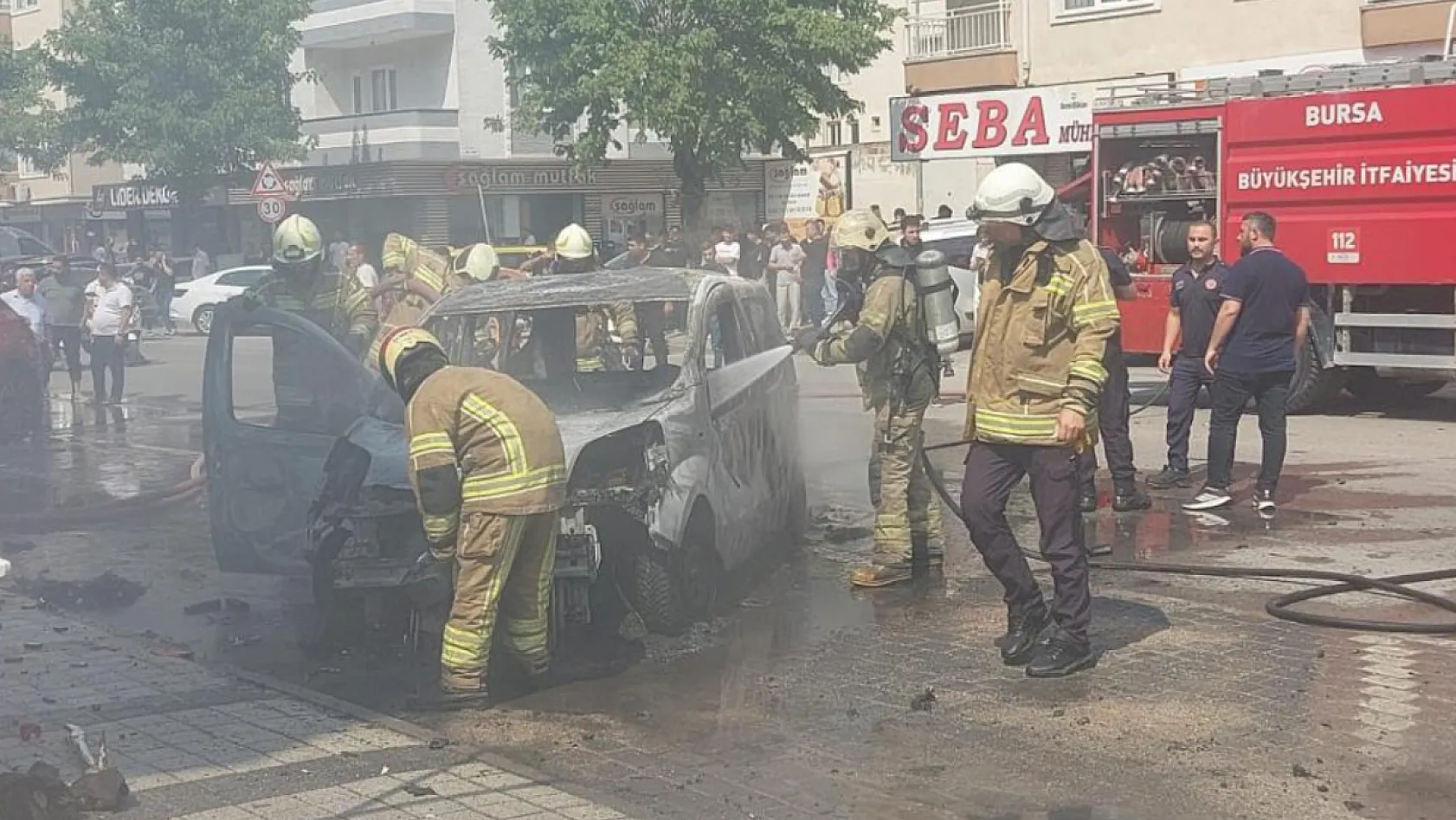 Çakmak yüklü araç alev alev yandı