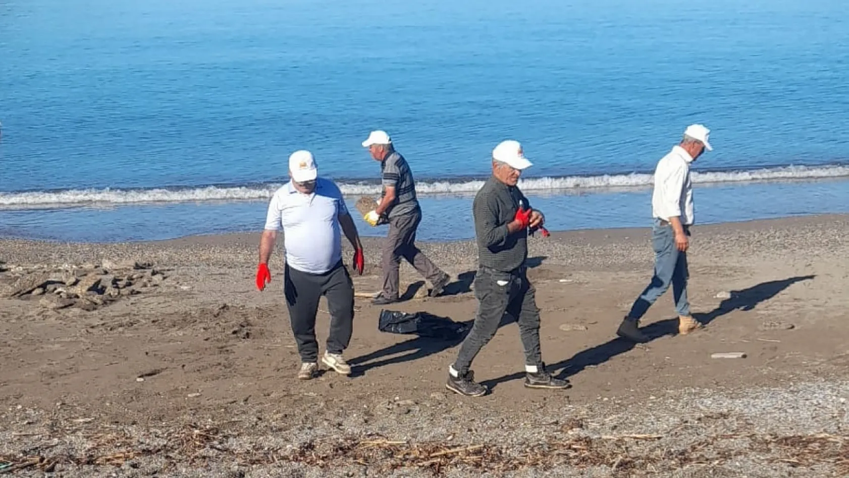 Çalış Plajı sezona hazırlanıyor: Sabahın ilk ışıklarıyla temizlik seferberliği başladı