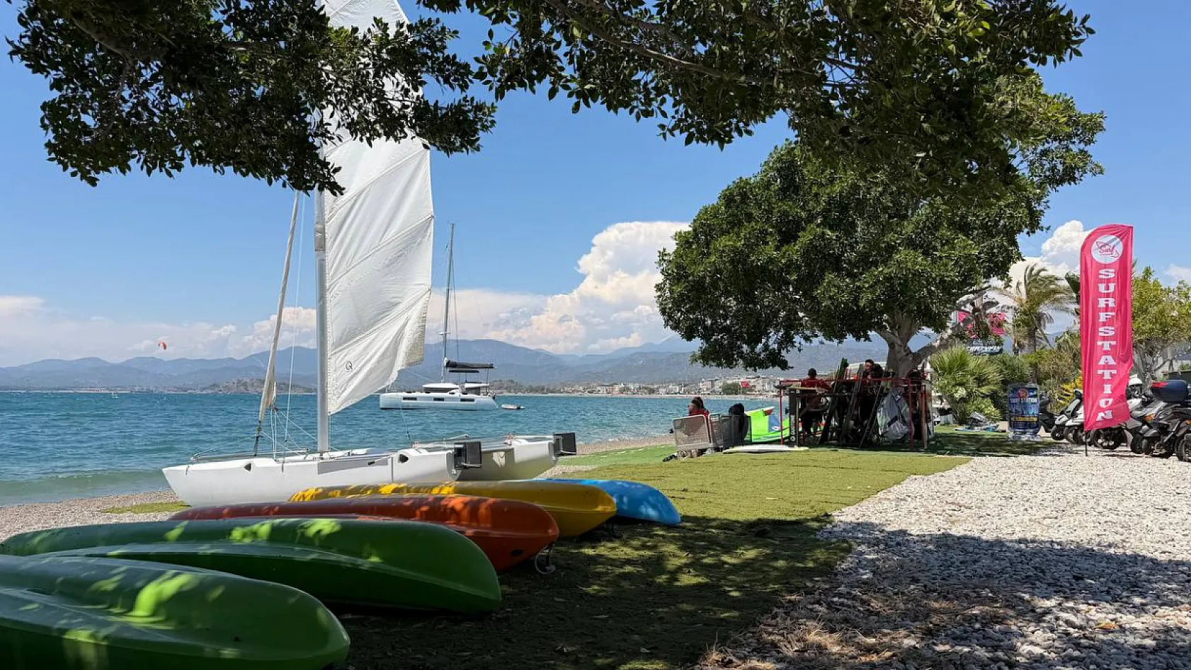 Çalış Plajı'nın Simgesi Olan Rüzgar ve Uçurtma Sörfüne İlgi Artıyor