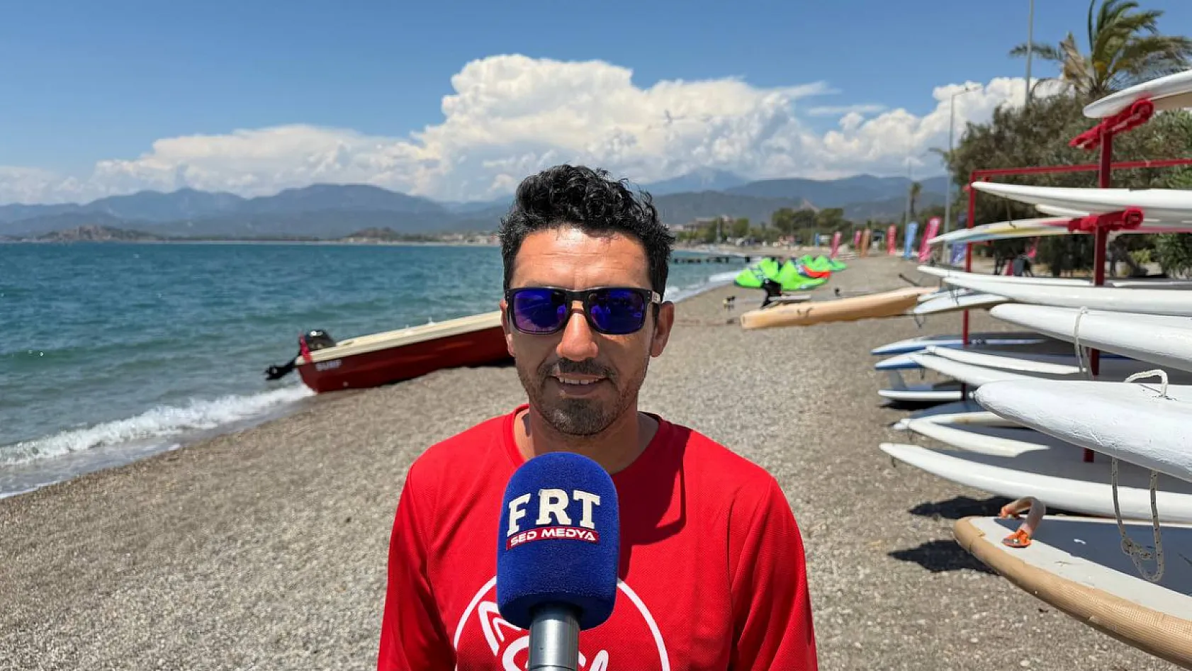 Çalış Plajı'nın Simgesi Olan Rüzgar ve Uçurtma Sörfüne İlgi Artıyor