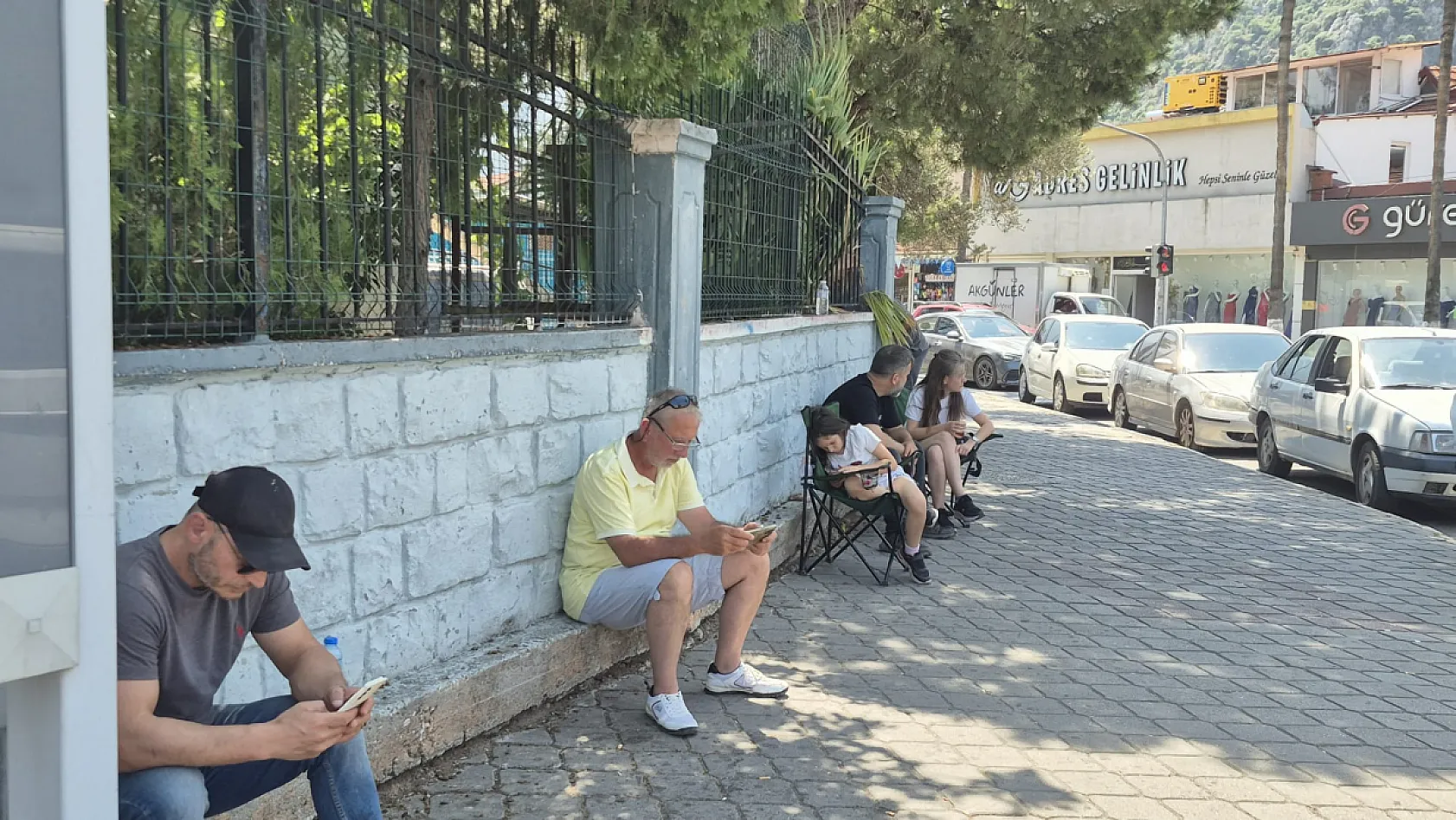 Fethiye'de LGS heyecanı: Öğrenciler sınavda veliler dışarıda ter döktü
