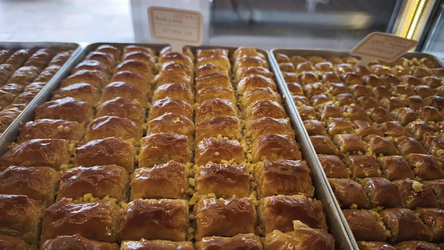 Fethiye Anteplioğlu Tatlı Dünyası'ndan bayrama özel indirim kampanyası