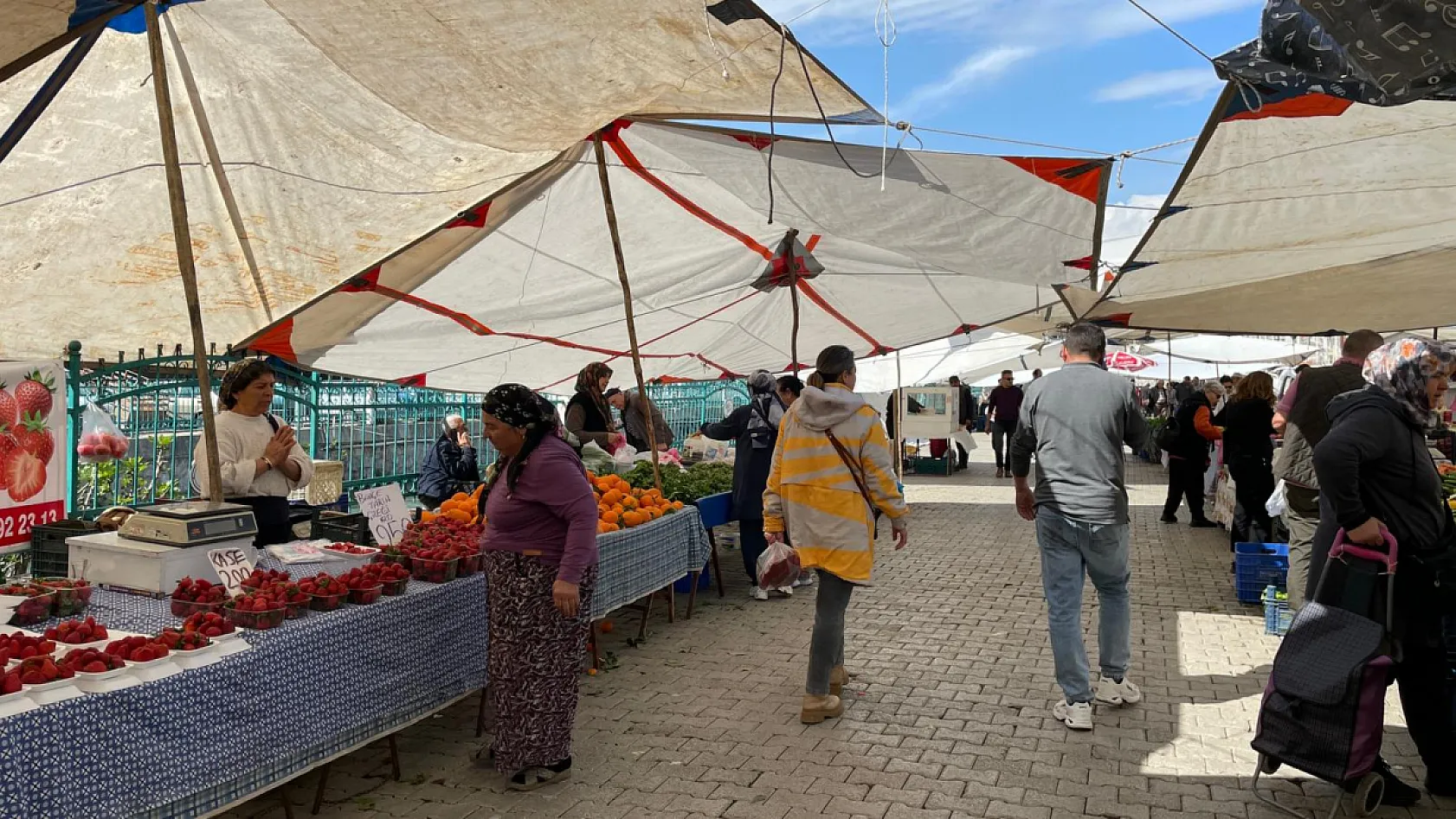 Fethiye'de Cuma Pazarı Bu Hafta Perşembe Kuruldu