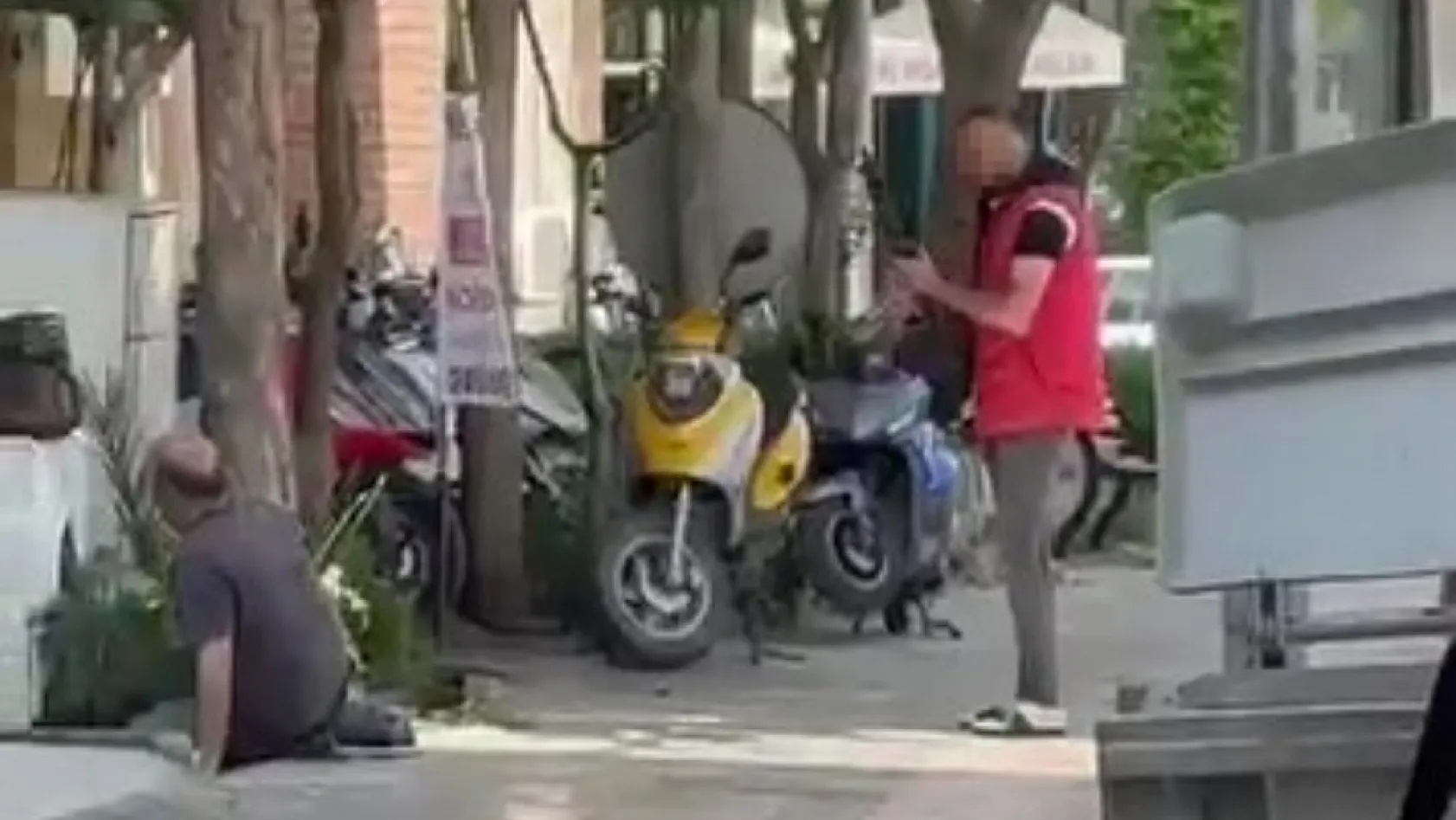 Cezaevinden çıkıp husumetlisini yaraladı, polis gelene kadar başında bekledi