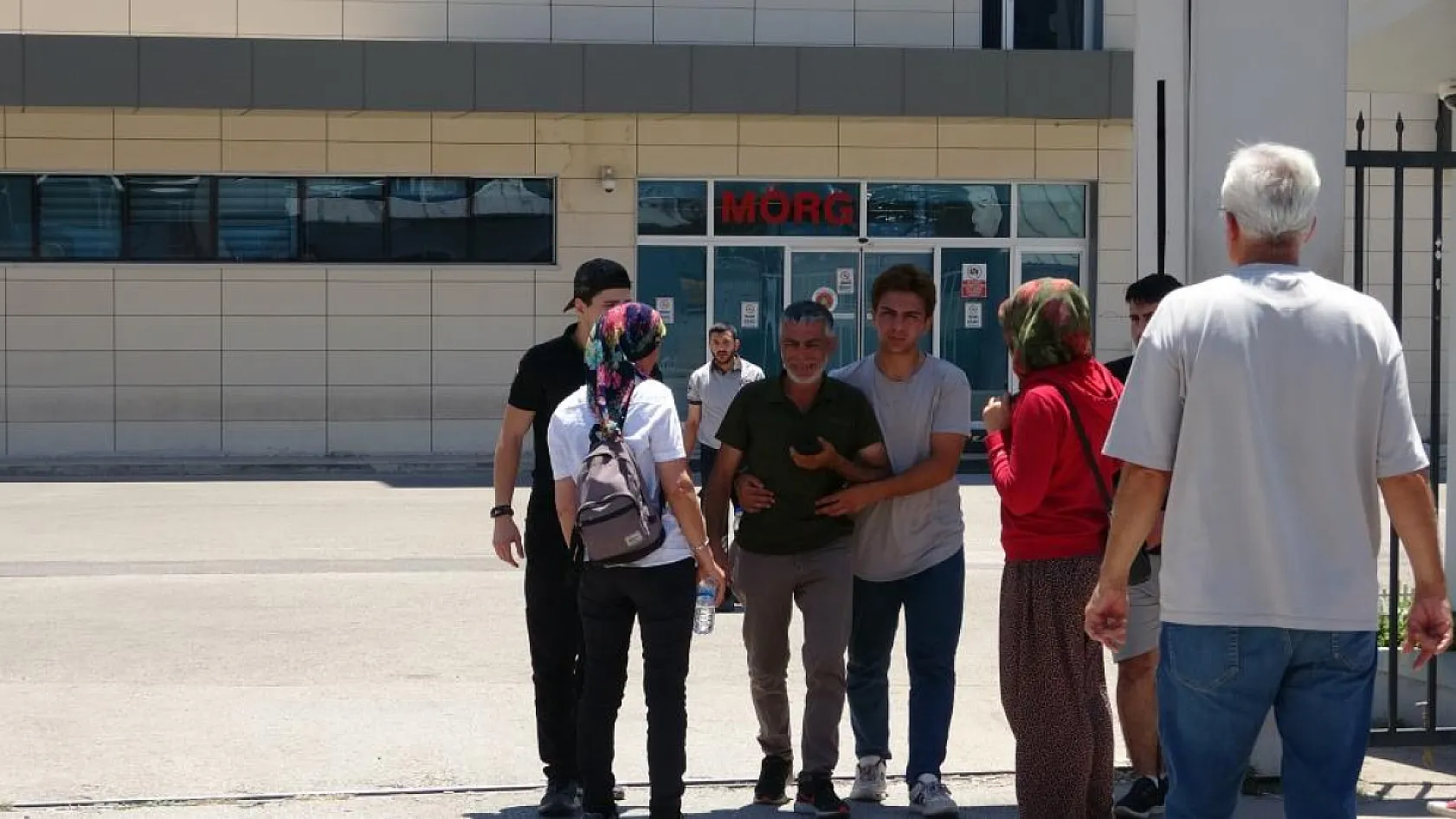 Çocuklarını okuldan almak için yola çıkan anne, motosikletiyle karıştığı kazada hayatını kaybetti