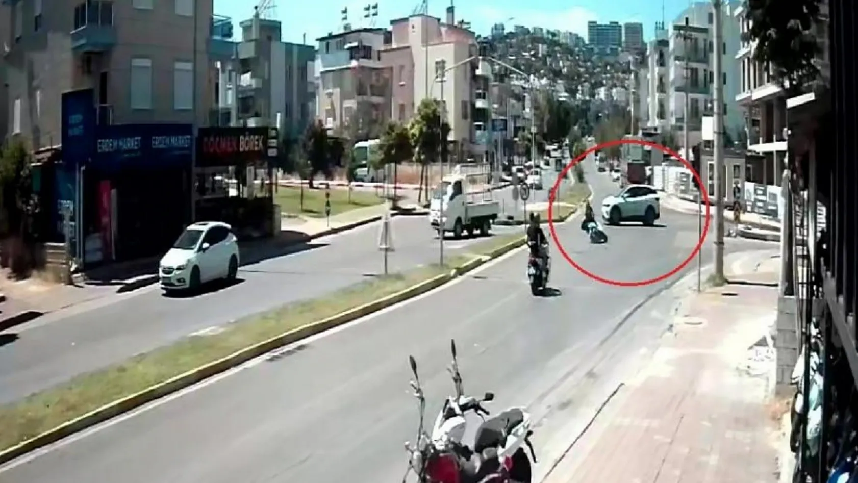 Çocuklarını okuldan almak için yola çıkan anne, motosikletiyle karıştığı kazada hayatını kaybetti