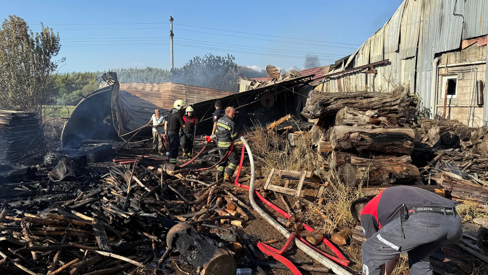 Seydikemer'de kereste deposundaki yangın kontrol altına alındı