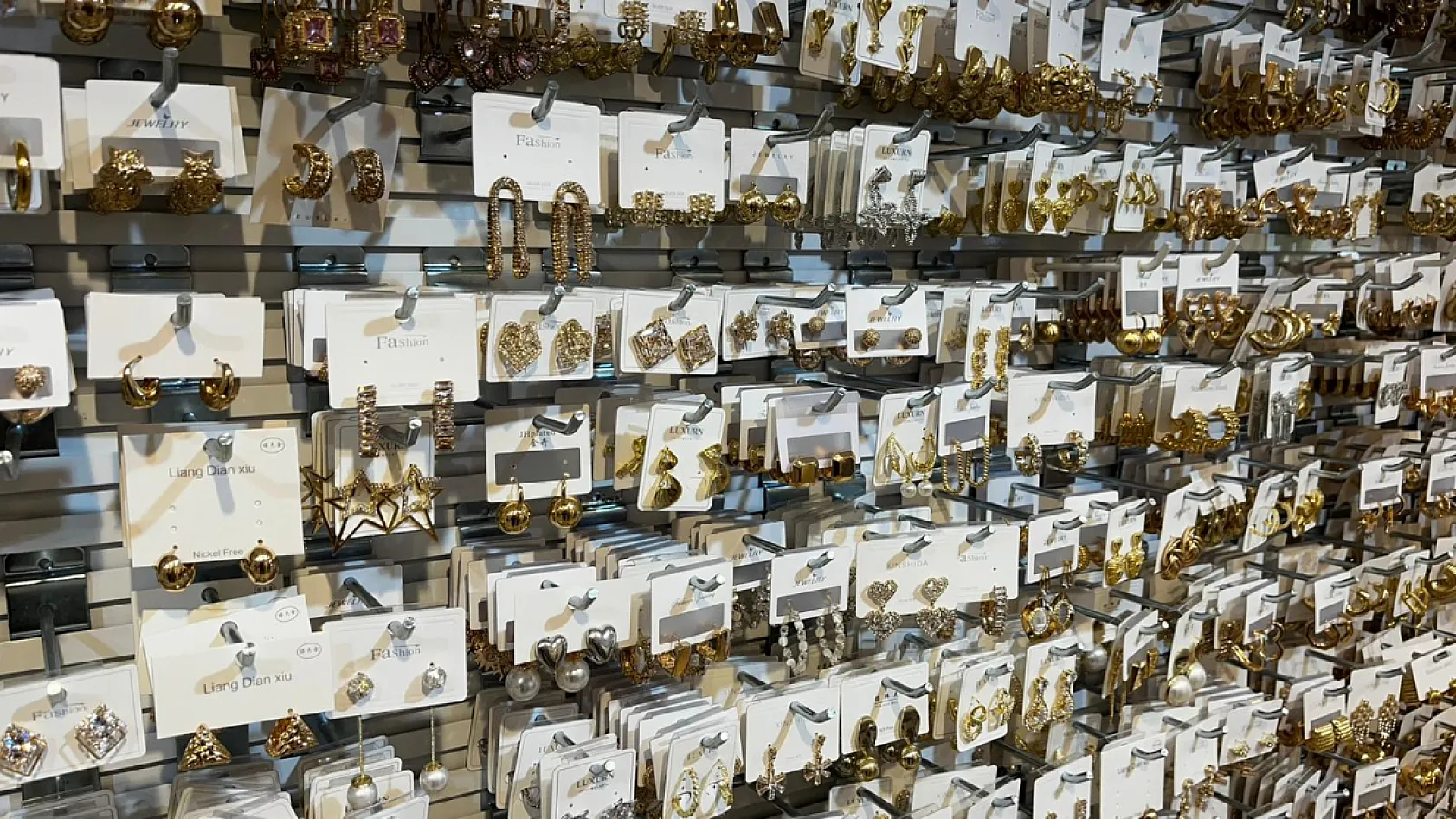 Fethiye'de Yaz Takılarında Doğal Taş ve Y Kolyeler İlgi Görüyor