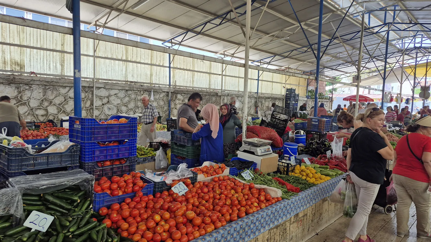 Fethiye Salı Pazarı'nda  Hem Üretici Hem Emekli Fiyatlardan Dertli