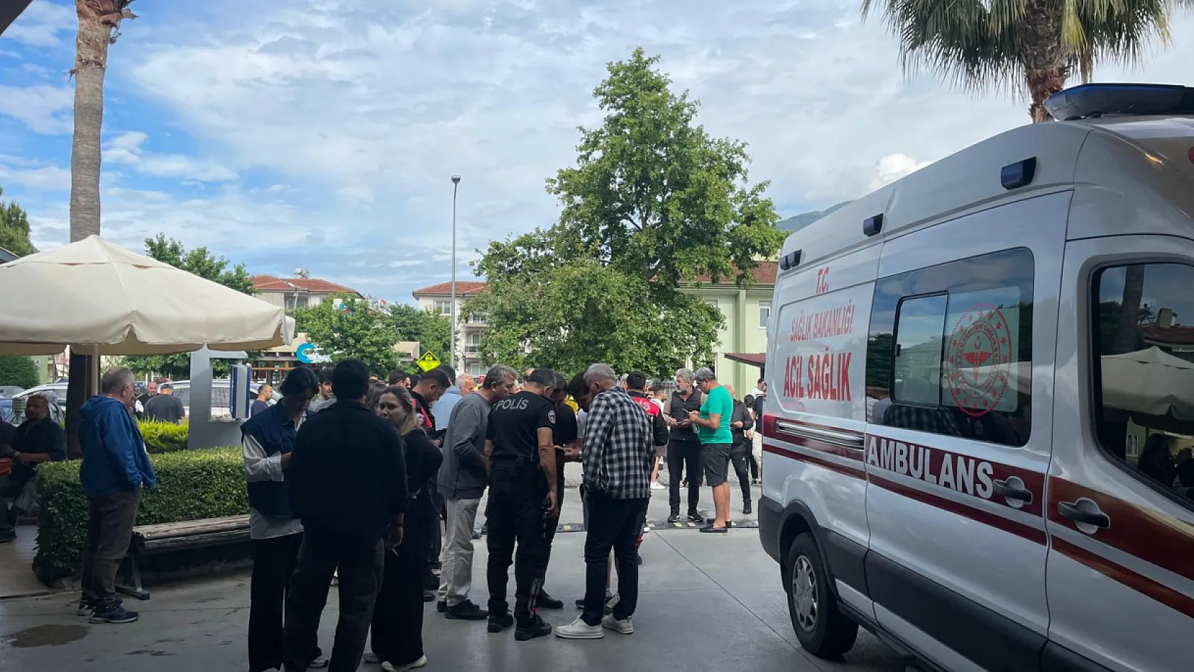 Fethiye Belediye Başkanı Karaca için hastane önünde yoğun bekleyiş
