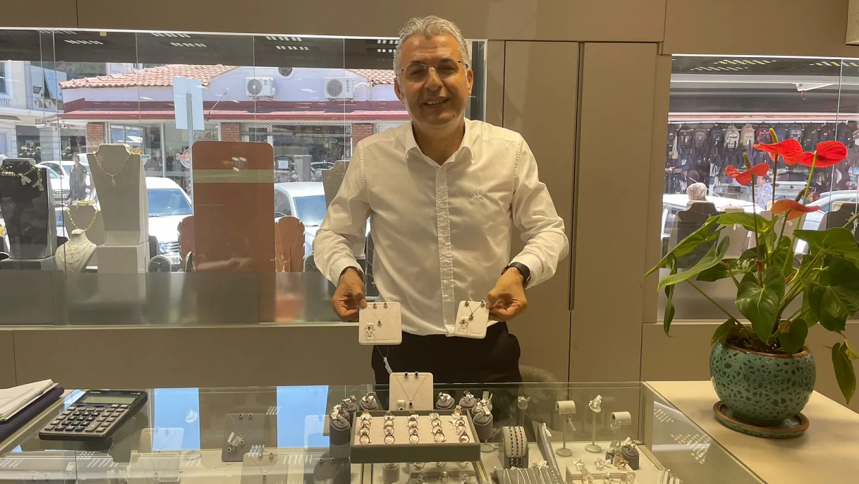 Fethiye'de Karlık Kuyumculuk'tan Altın Yorumu: 'Altın Uzun Vadede Her Zaman Kazandırır'