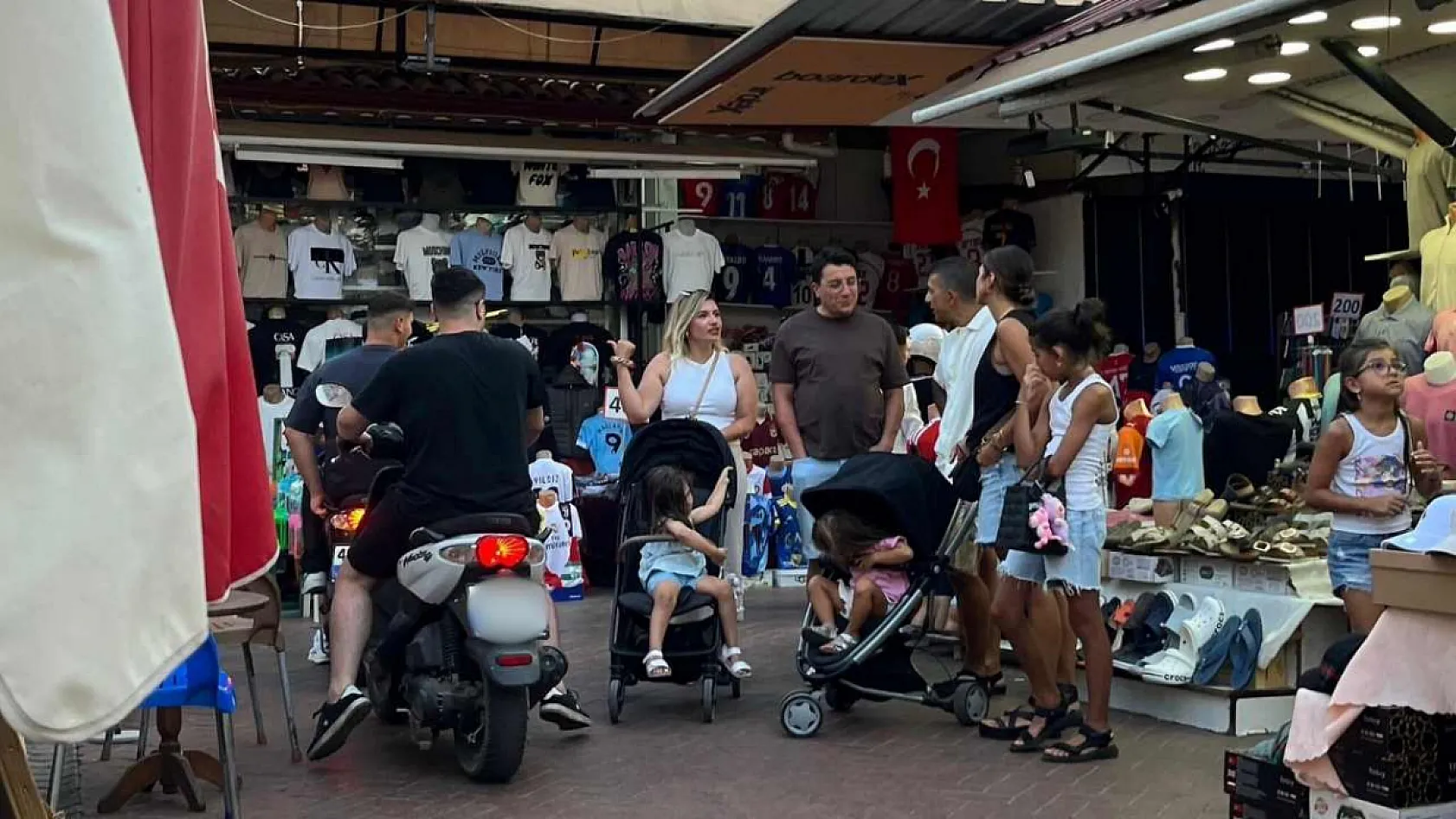 Fethiye Paspatur Çarşısında Kuralsız Sürücü Tepki Çekti