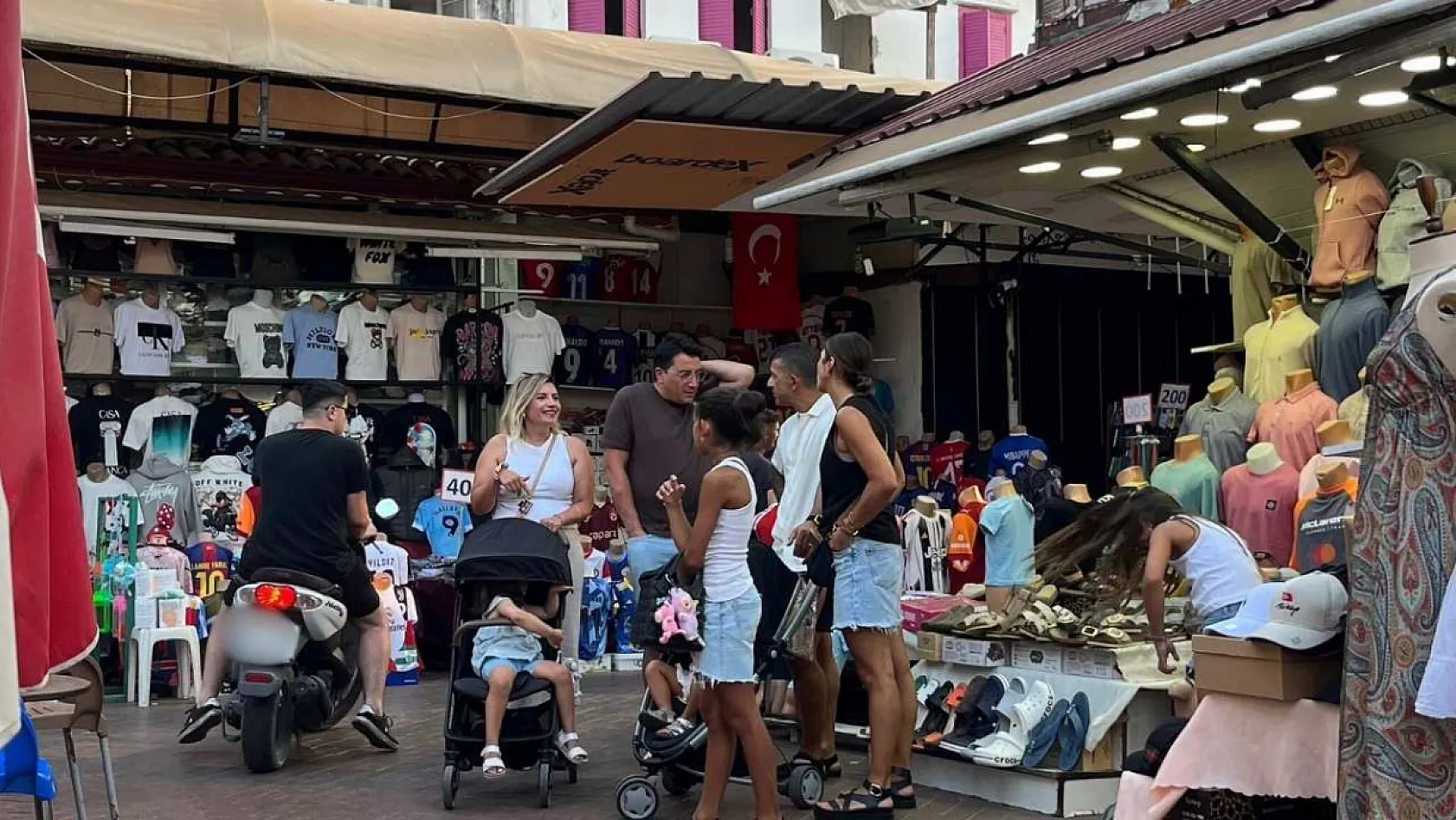 Fethiye Paspatur Çarşısında Kuralsız Sürücü Tepki Çekti