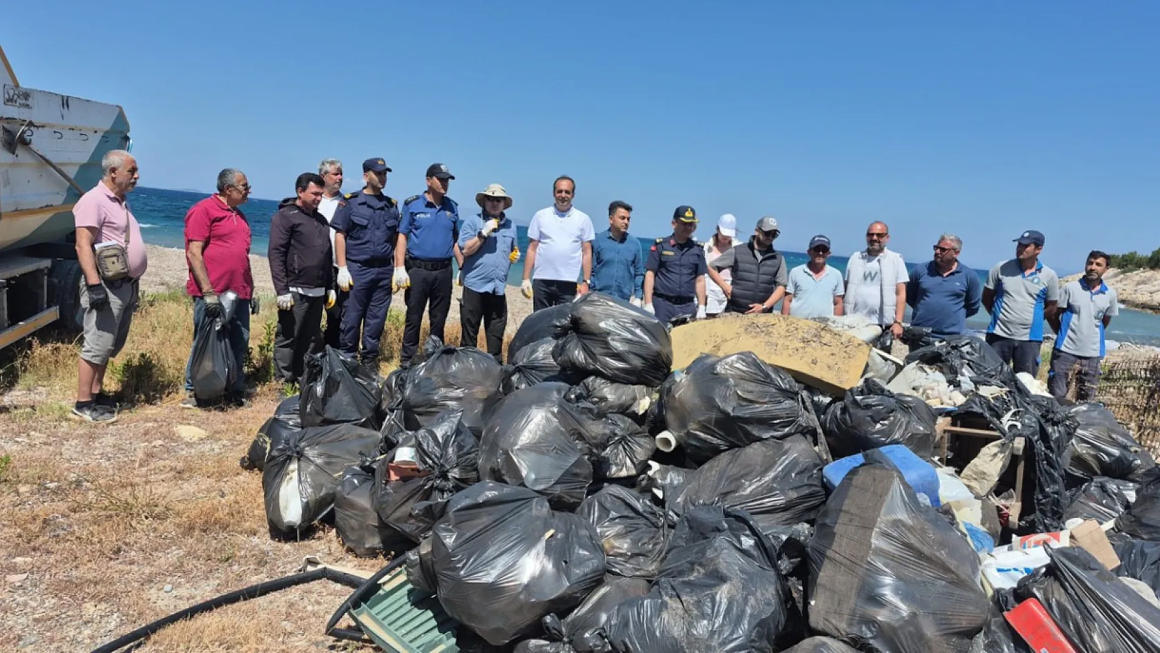Datça Karya Yolu'nda 3,5 ton atık toplandı