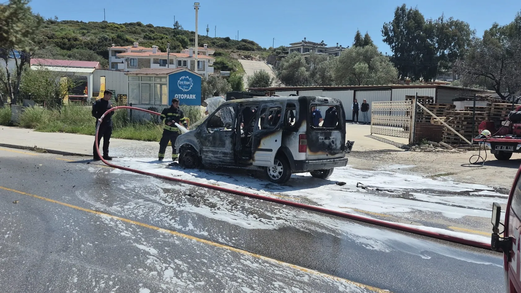 Datça'da ticari araç küle döndü