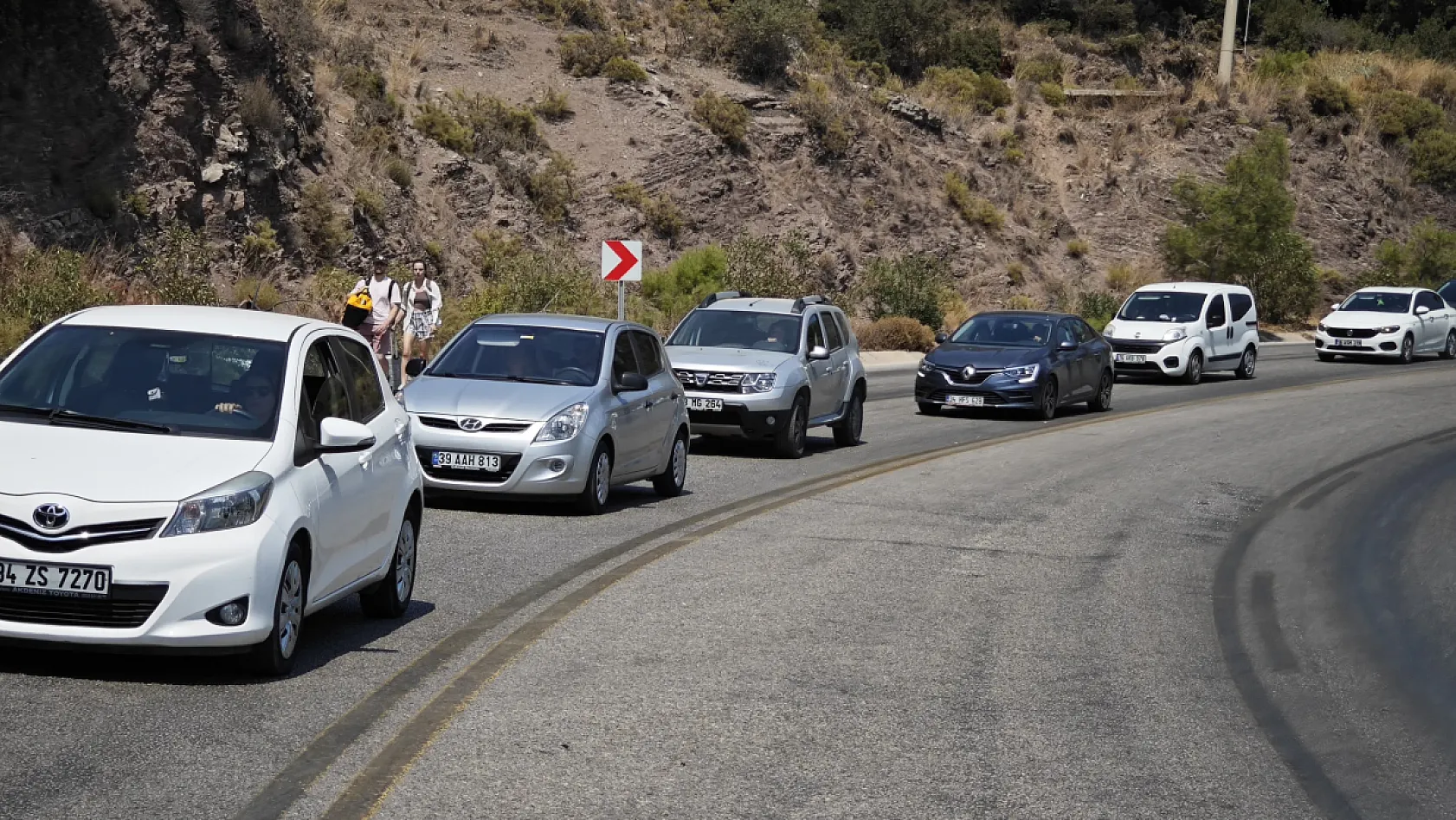Ölüdeniz'de Trafik Yoğunluğu Tatilciler Uzun Araç Kuyruklarıyla Karşılaştı