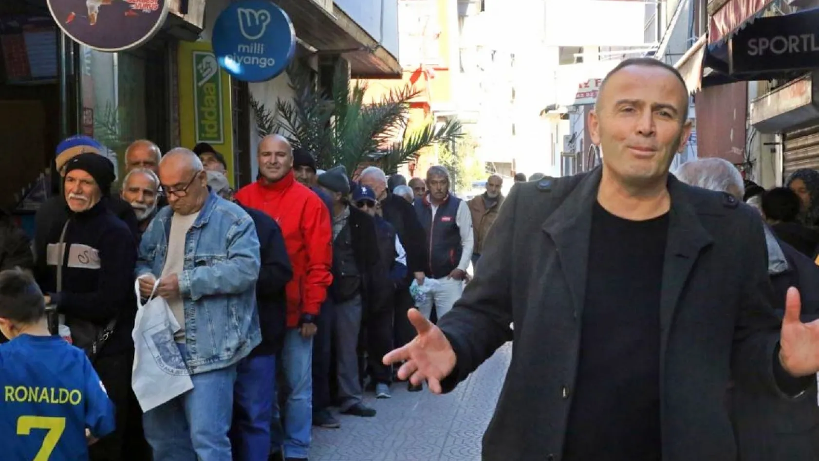 Gizli hayırseverin ücretsiz pide kuyruğu