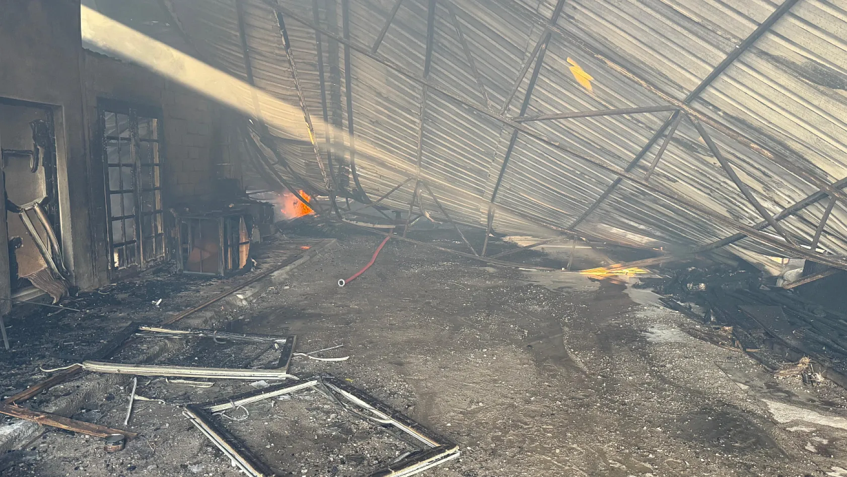 Seydikemer'de kereste deposundaki yangın kontrol altına alındı