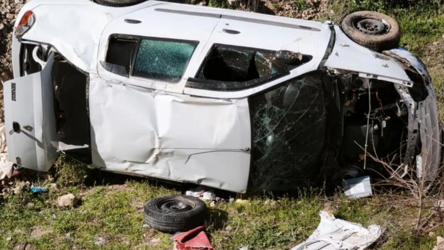 Denizli'de emniyet şeridindeki kamyonete çarpan otomobil boş araziye uçtu: 4 yaralı