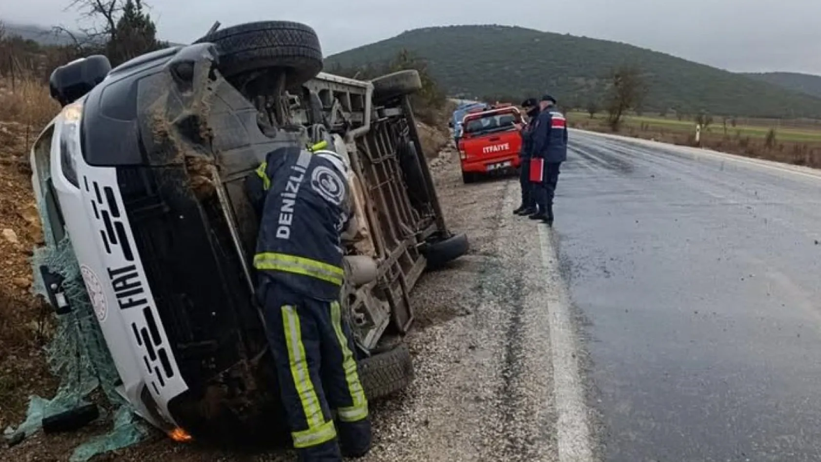 Denizli'de servis aracı yan yattı 9 yaralı