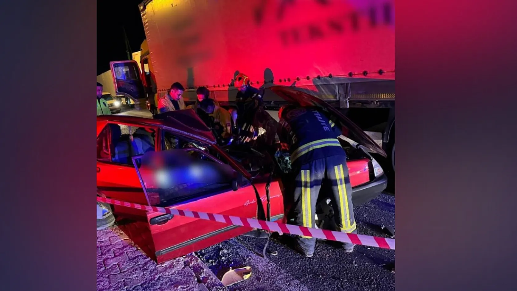 Denizli'de tıra yandan çarpan otomobilde 1 kişi öldü, 1 kişi ağır yaralandı