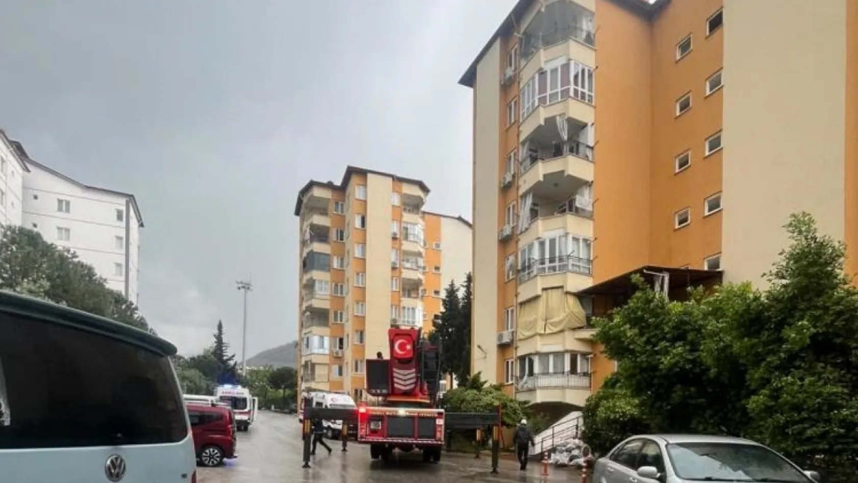 Denizli'de yıldırım düşen çatıda tamirat yapan 2 işçi yaralandı