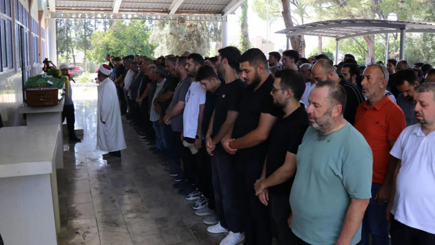 Denizli'de otomobilin çarptığı kadın son yolculuğuna uğurlandı