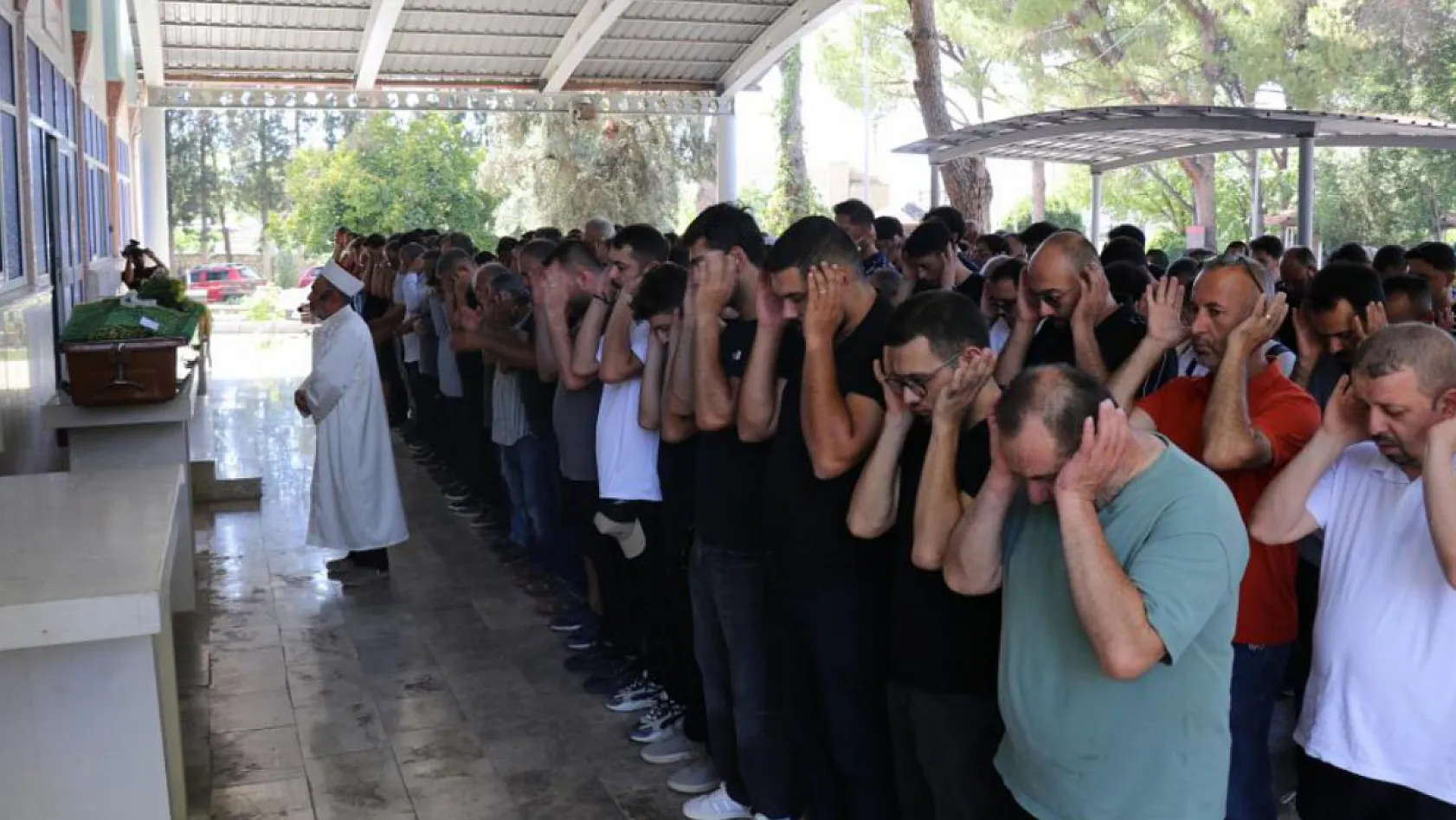 Denizli'de otomobilin çarptığı kadın son yolculuğuna uğurlandı
