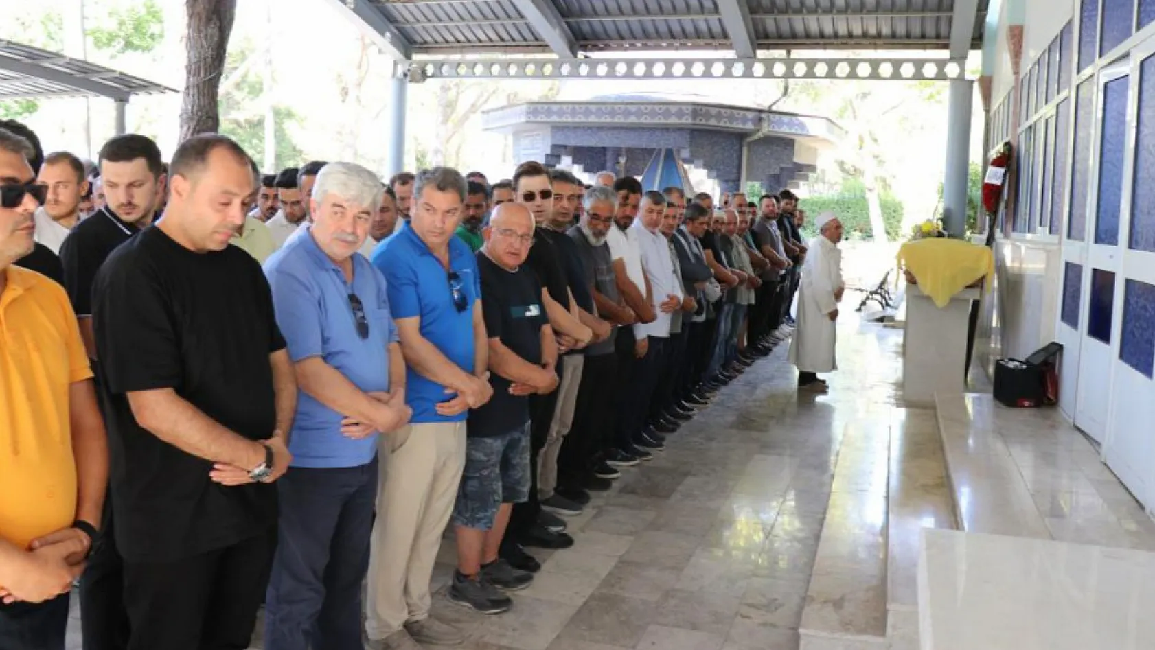 Denizli'de otomobilin çarptığı kadın son yolculuğuna uğurlandı
