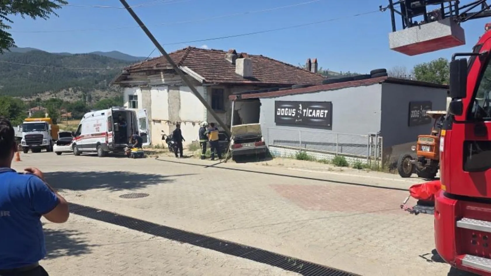 Deponun duvarına çarpan otomobildeki yaşlı karı koca hayatını kaybetti