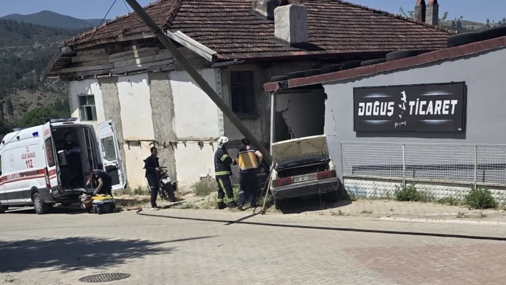 Deponun duvarına çarpan otomobildeki yaşlı karı koca hayatını kaybetti