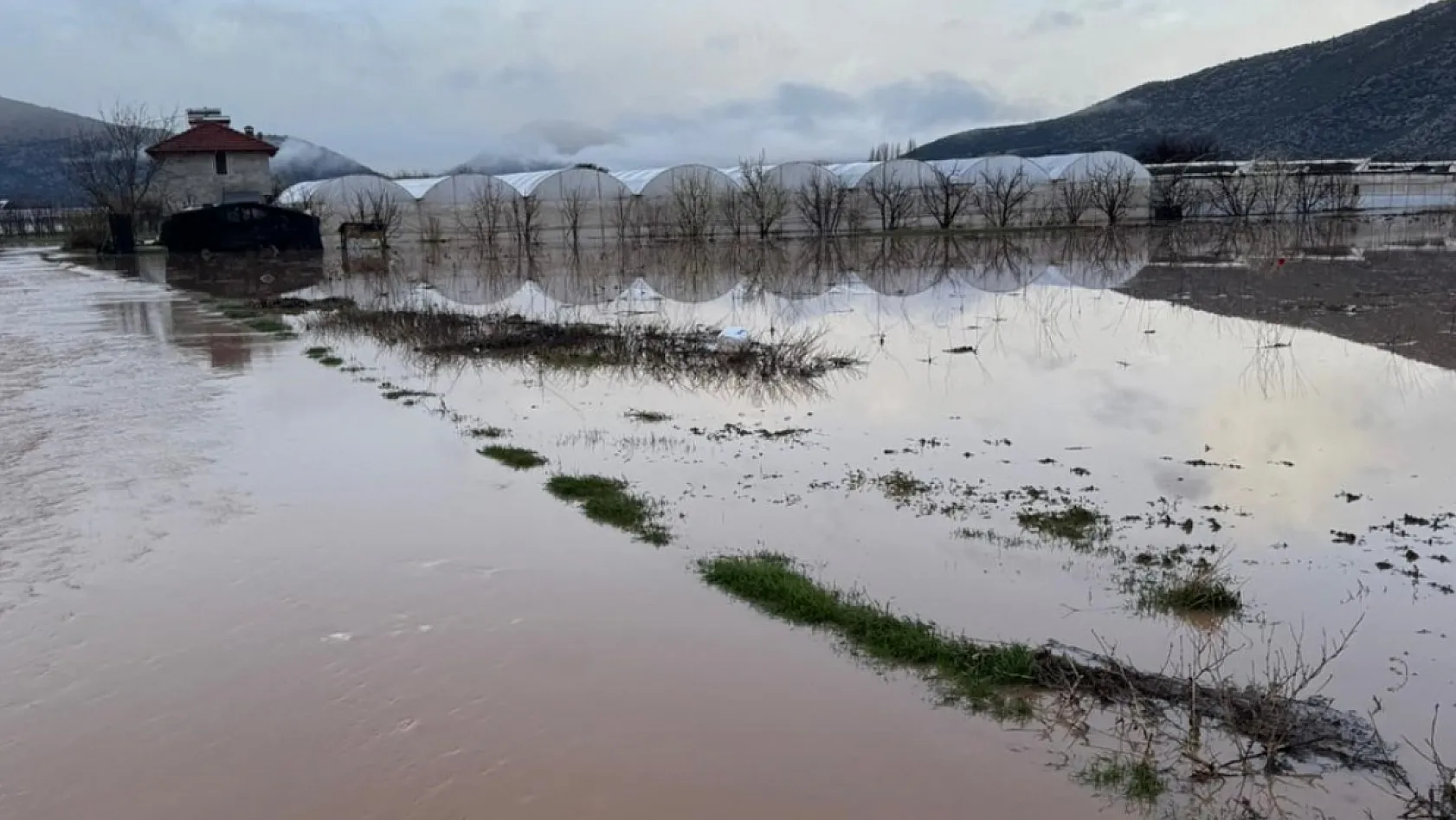 Antalya'da dereler taştı, tarım alanları sular altında kaldı