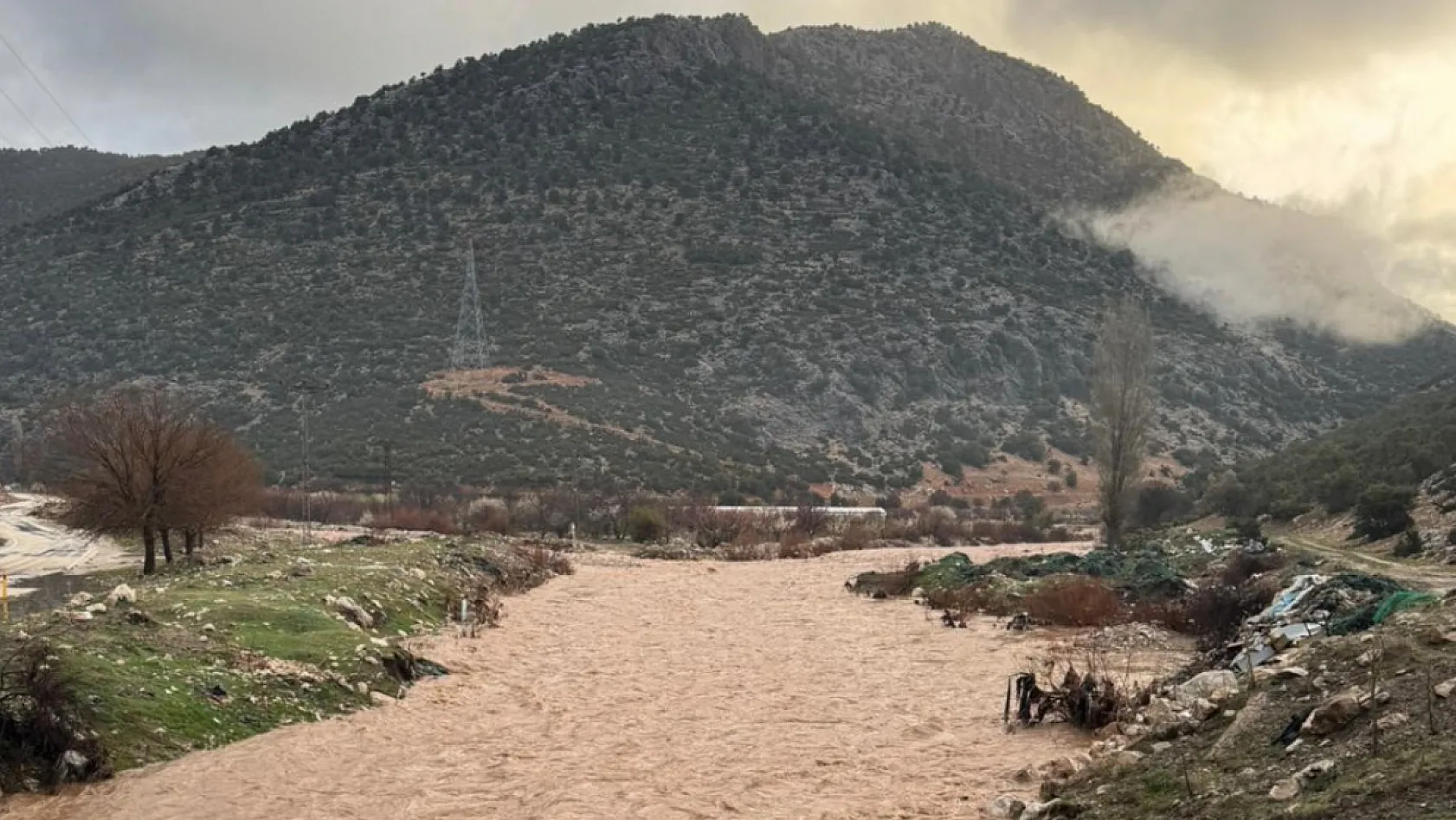 Antalya'da dereler taştı, tarım alanları sular altında kaldı