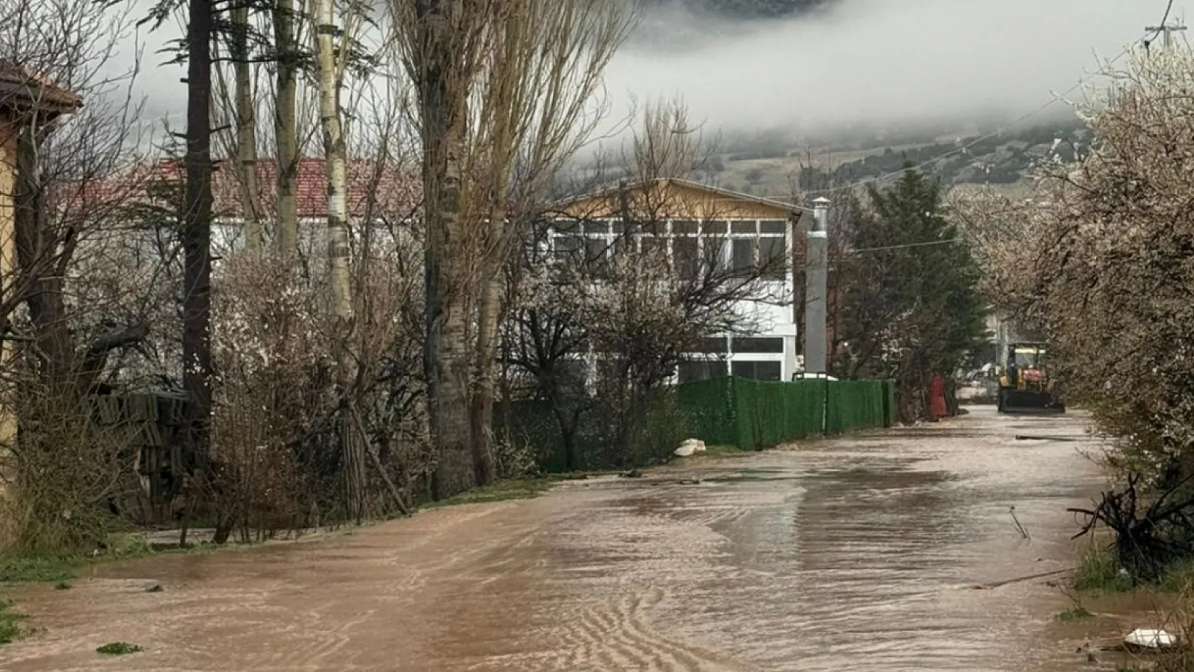 Antalya'da dereler taştı, tarım alanları sular altında kaldı
